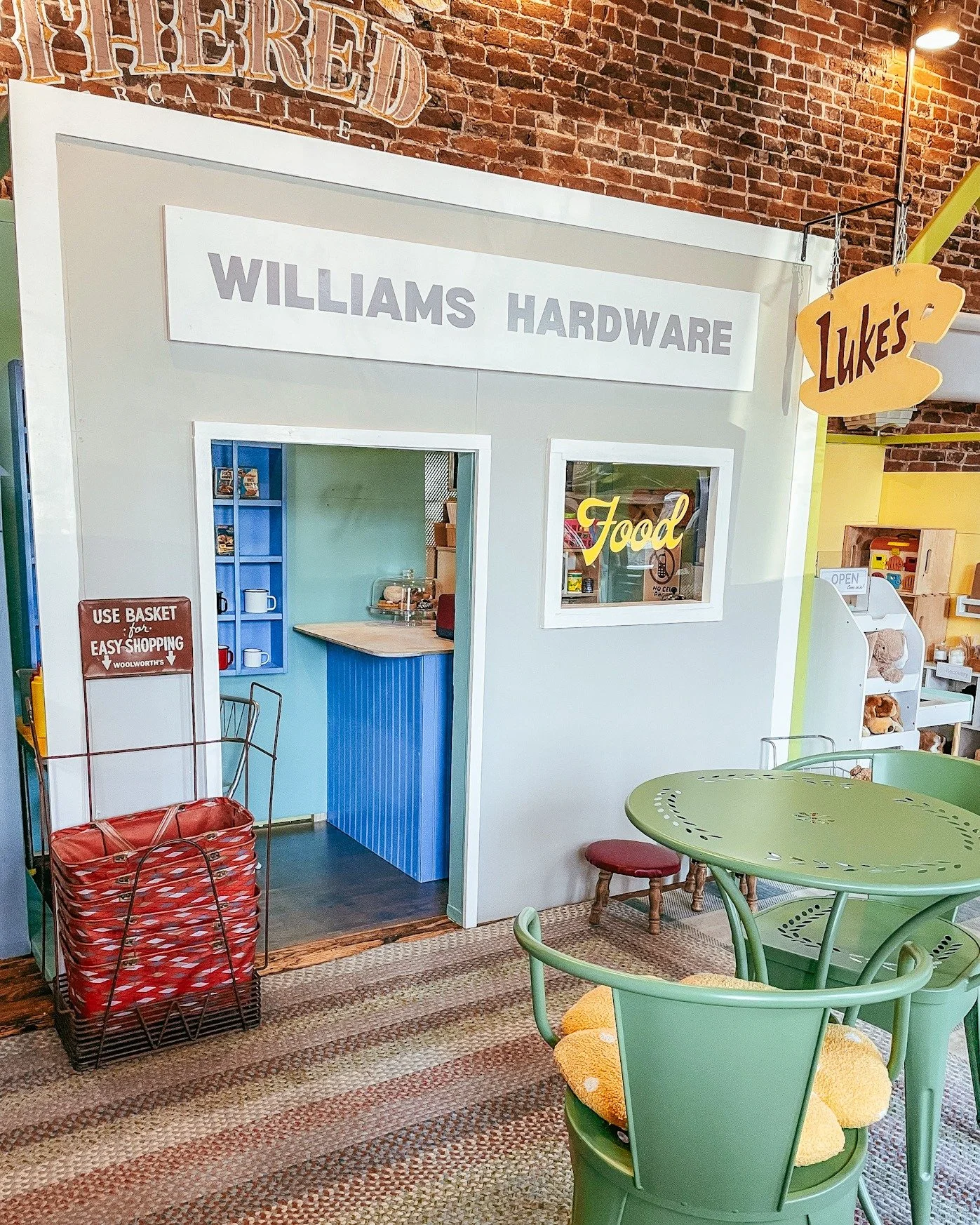 Playtime at Luke&rsquo;s ☕🍳✨
Our little Stars Hollow is ready for all the fall fun, come let your kiddos play in our Luke&rsquo;s Diner while you enjoy a fall favorite from The Amsden!

🍂 Bonus: From Oct. 23rd&ndash;Nov. 1st, get a free pumpkin to 