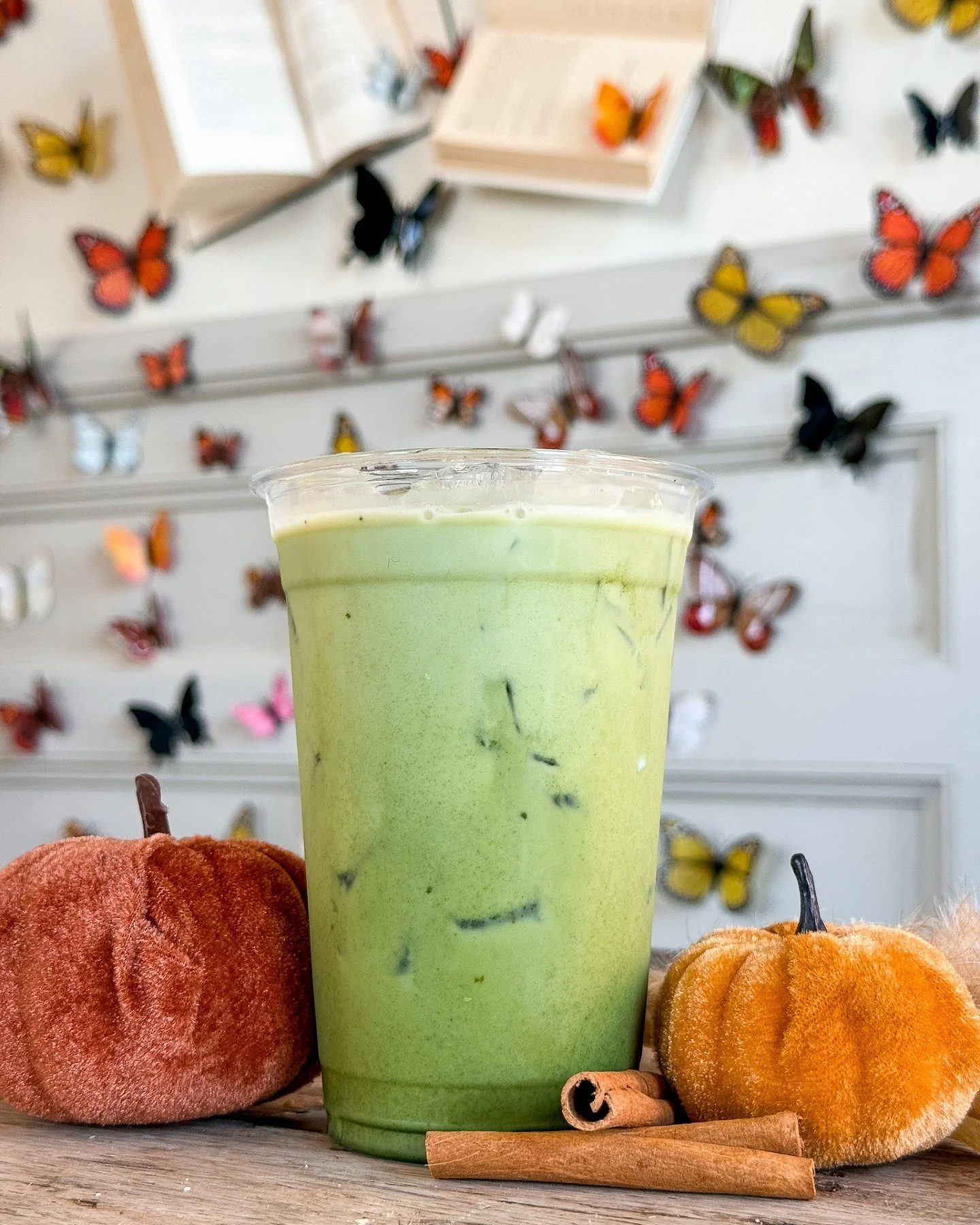 Your fall fave just got a green twist. 🍂🍵 

Our Autumn Spice Matcha Latte is creamy, cozy, and sprinkled with all the warm spices you love this season. 

Come sip on this little cup of autumn! ✨

#theamsden #amsden #amsdencoffeeclub #gathermercanti