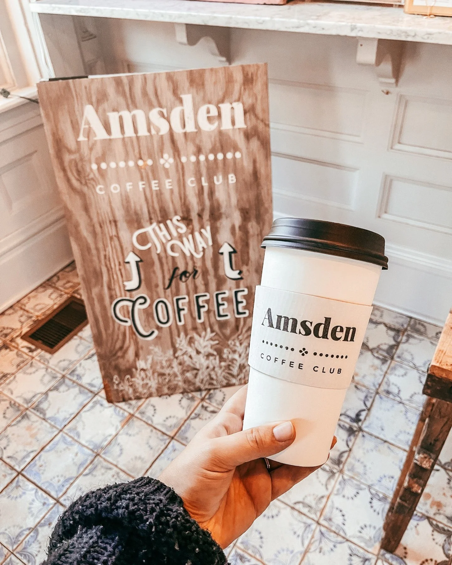 This way ➡️ for your favorite coffee and a little hometown charm. ☕💛

Come grab a cup and stay awhile! ✨

#theamsden #amsden #amsdencoffeeclub #gathermercantile #sharethelex #versailles #shoplocalky #explorekentucky #coffeesesh #coffeegram #shopvint
