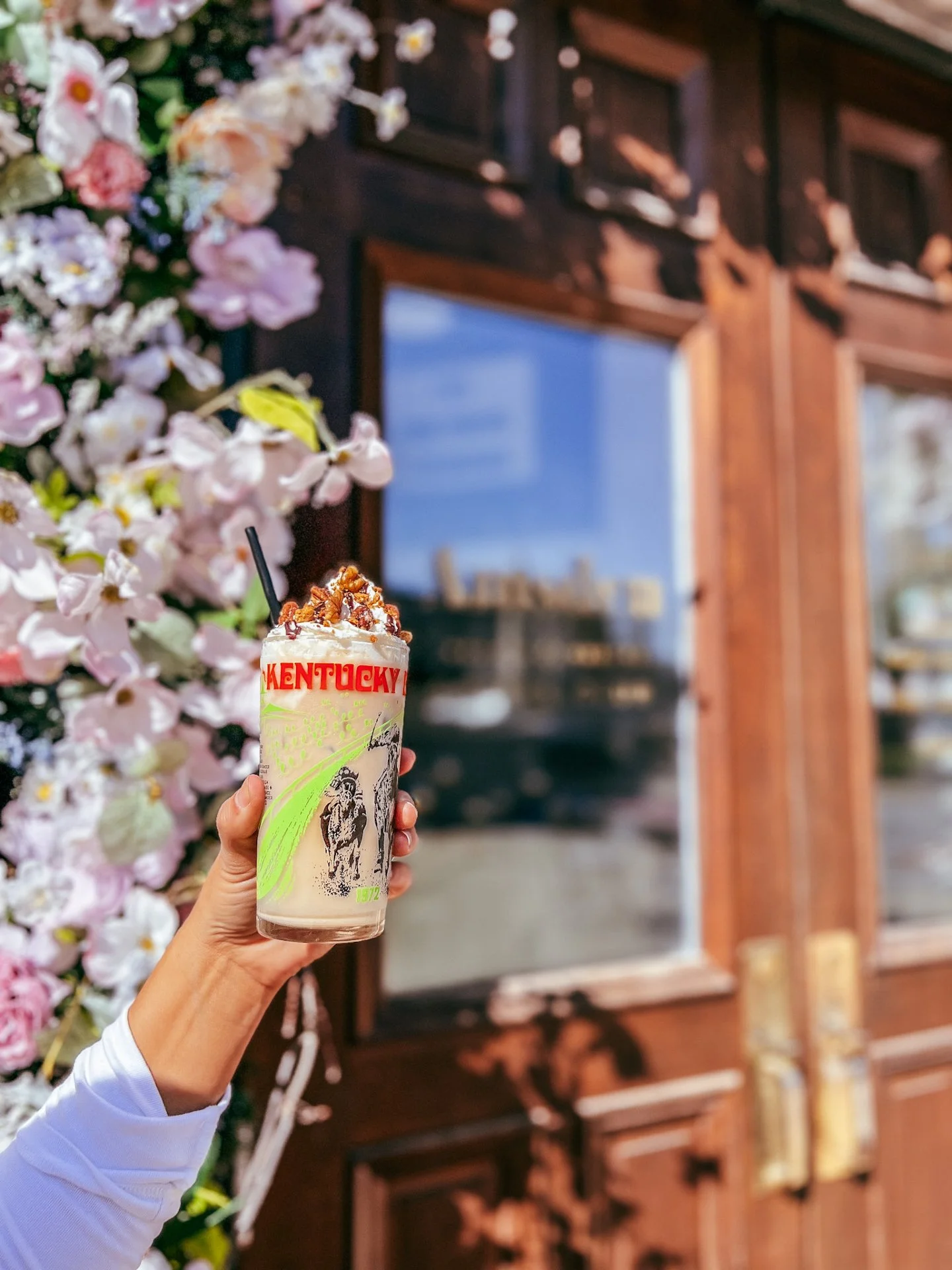 🌹🐎 Happy Derby Day! 🐎🌹 Get into the spirit with our exclusive Derby Pie Latte, don't miss the chance to enjoy this limited-time treat before the finish line! 

#theamsdencoffeeclub #kentuckyderby #derbypie #versaillesky