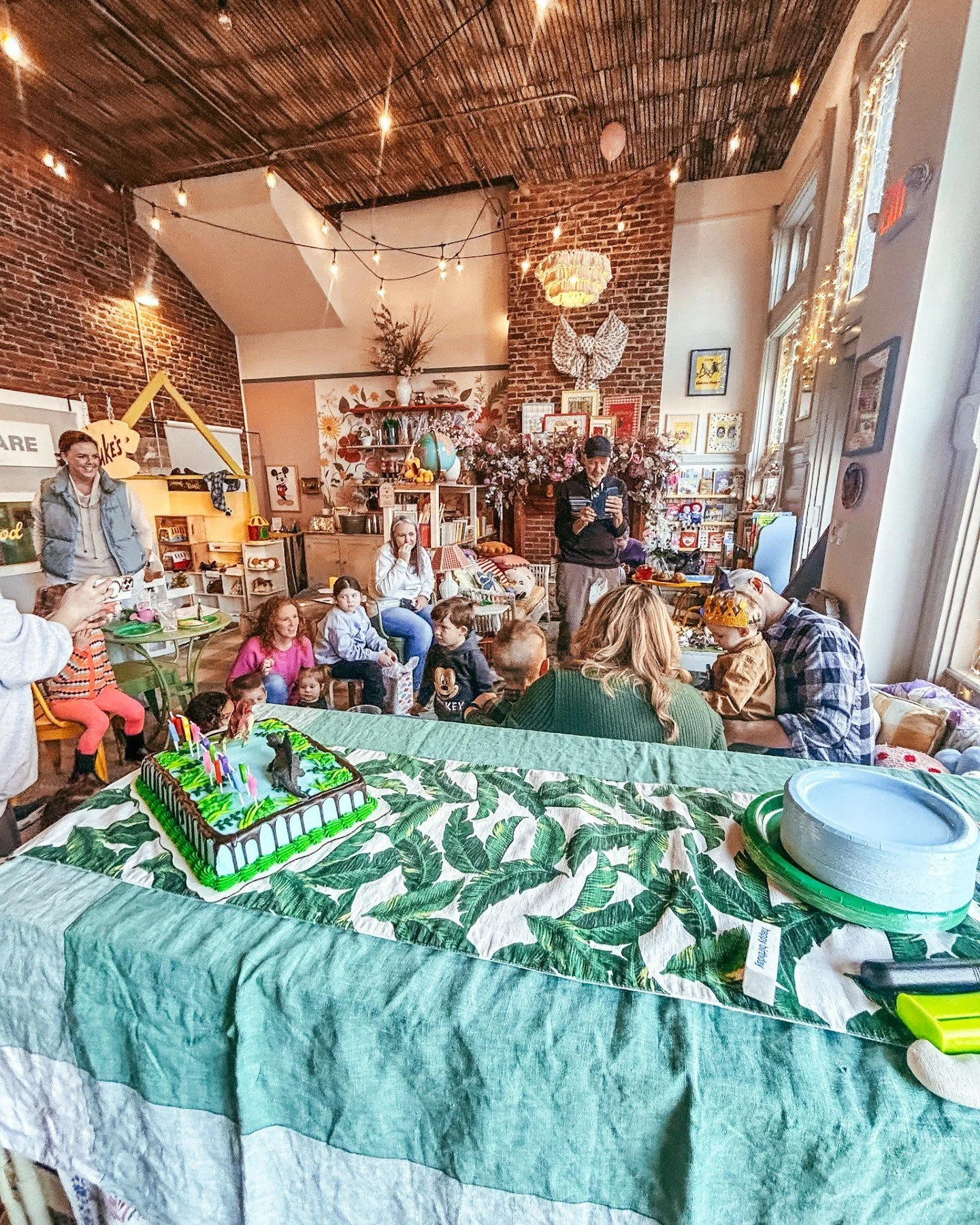 Tiny party guests + dinosaur-sized fun! 🦕🎈💚

This birthday party at Play + Create was full of roaring, playing, celebrating, and making the sweetest little memories.

From themed parties to stress-free setups, we love getting to make your little o