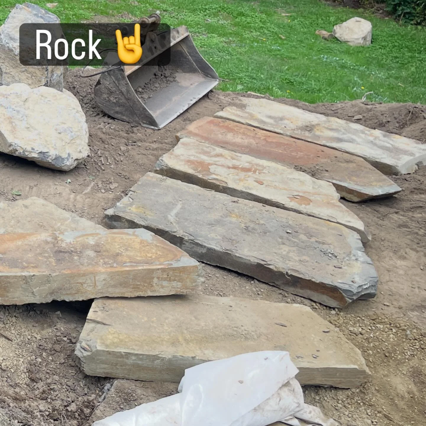 Split Castlemaine steps thanks to @raynerquarries and @yarra_ridge_landscapes contrasting with blue mudstone as progress continues at this steep Healesville site..
.
.
#yarravalley #rocks #landscapedesign #rocksteps