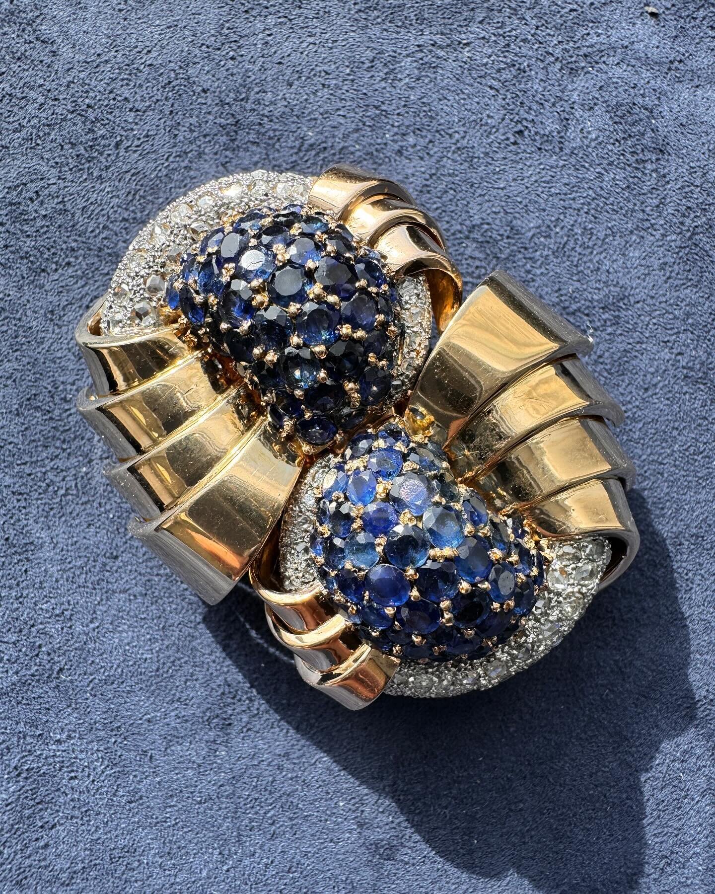 Beautiful retro double clip made in 18k gold with rose cut diamonds and sapphires. @terrafinejewelry #terrafinejewelry #estatejewelry #vintagejewelry #retrojewelry #downtownmiami #dupontbuilding