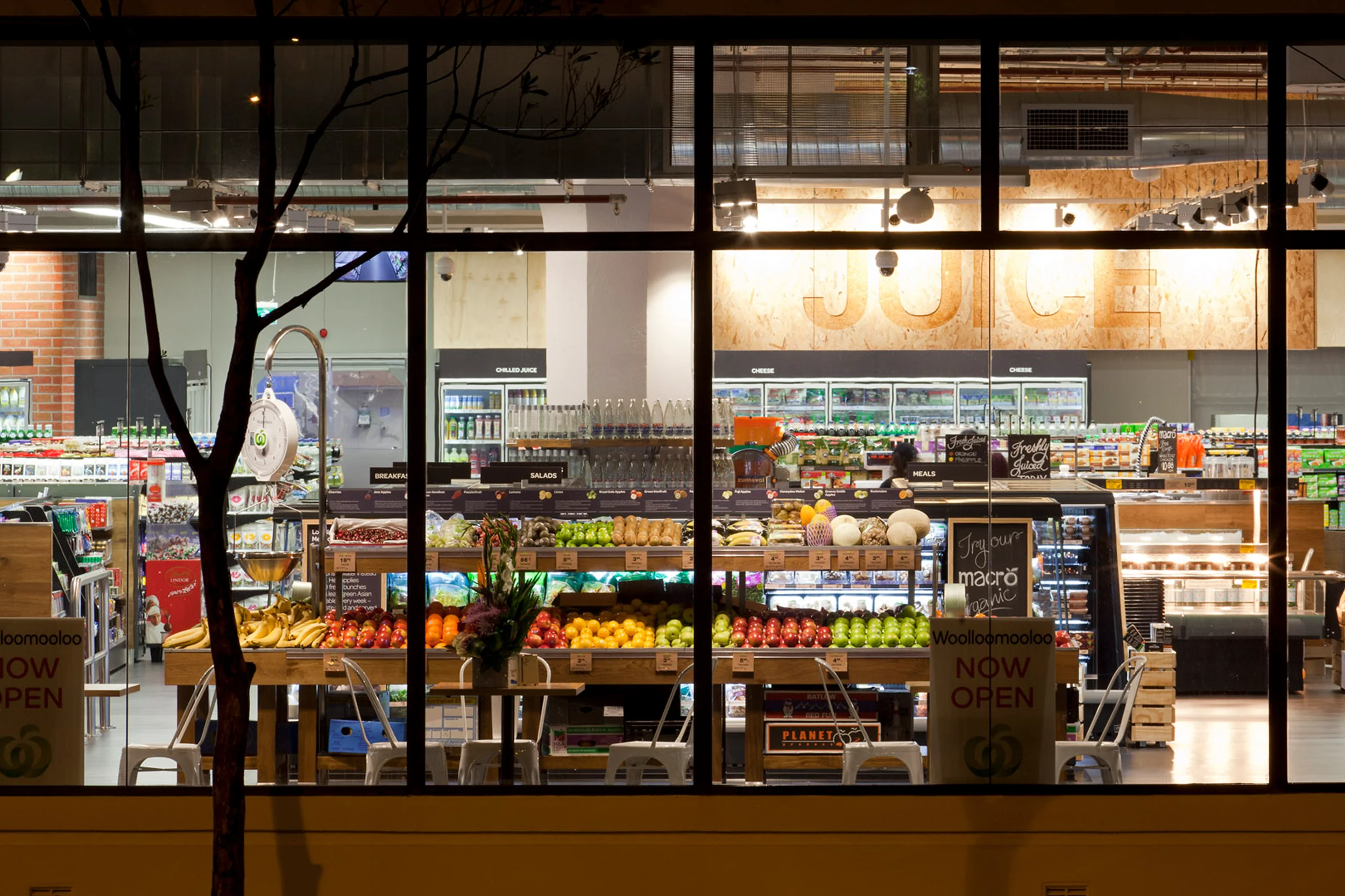 JuicyDesign-Projecthero-2500x1666-InteriorBranding-Woolworths-01.jpg