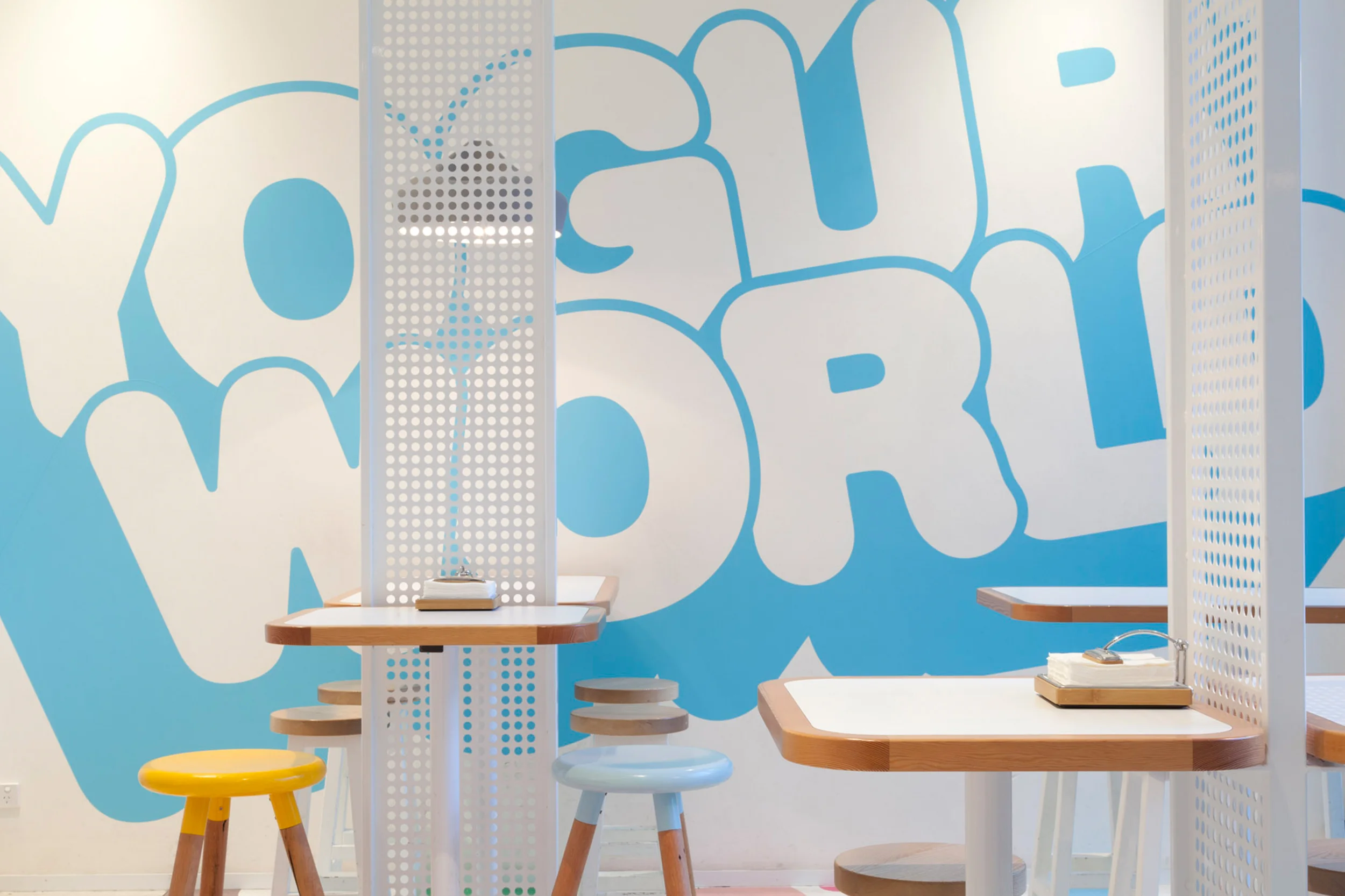 JuicyDesign-Projecthero-2500x1666-InteriorBranding-YoghurtWorld-01.jpg