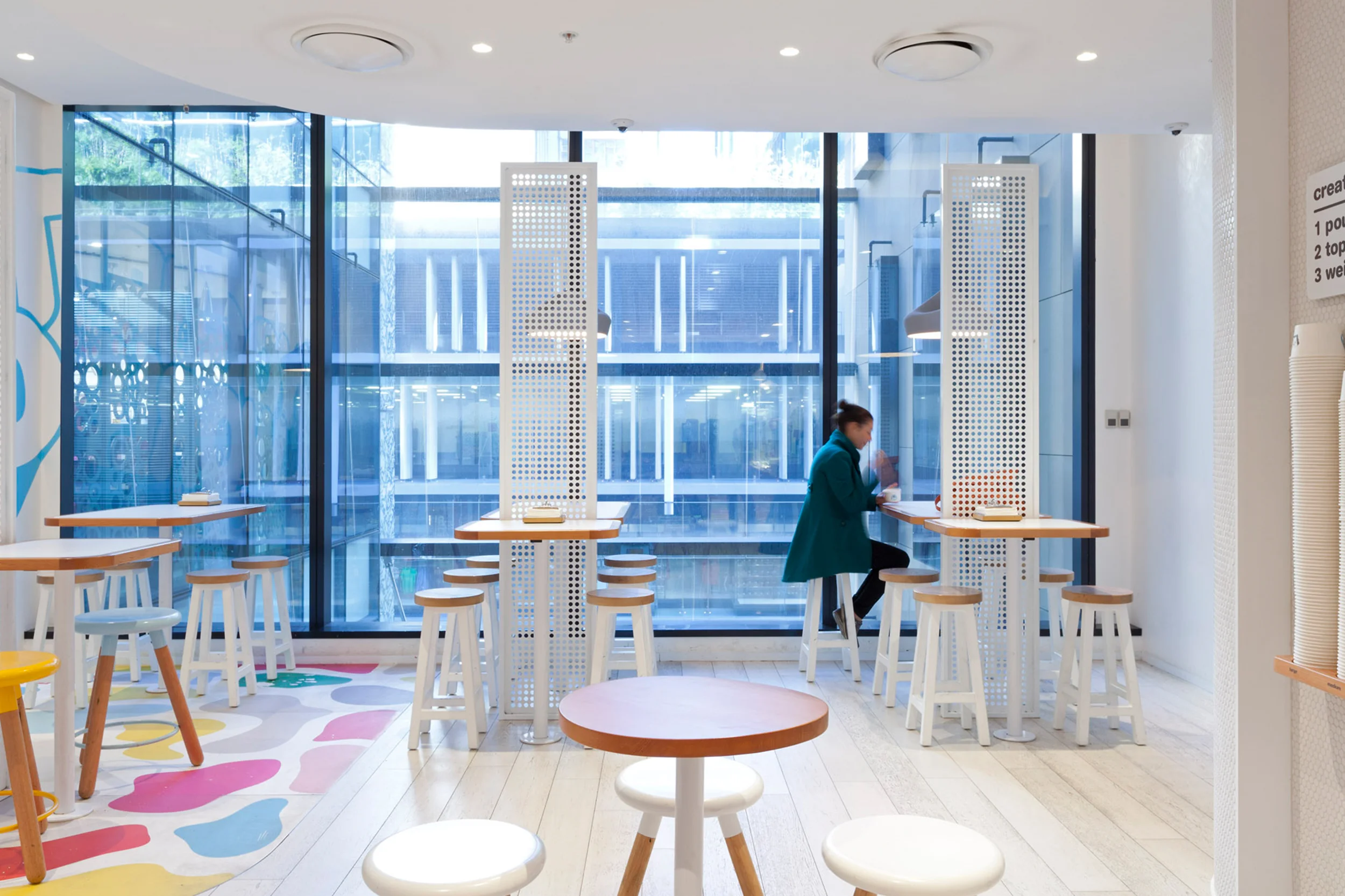 JuicyDesign-Projecthero-2500x1666-InteriorBranding-YoghurtWorld-02.jpg