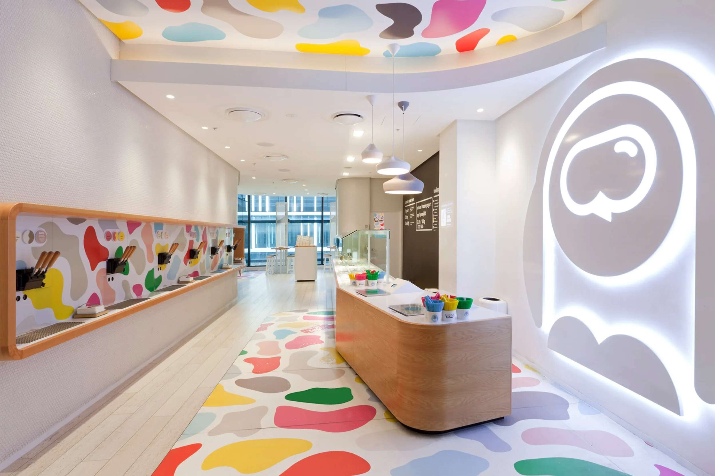 JuicyDesign-Projecthero-2500x1666-InteriorBranding-YoghurtWorld-04.jpg