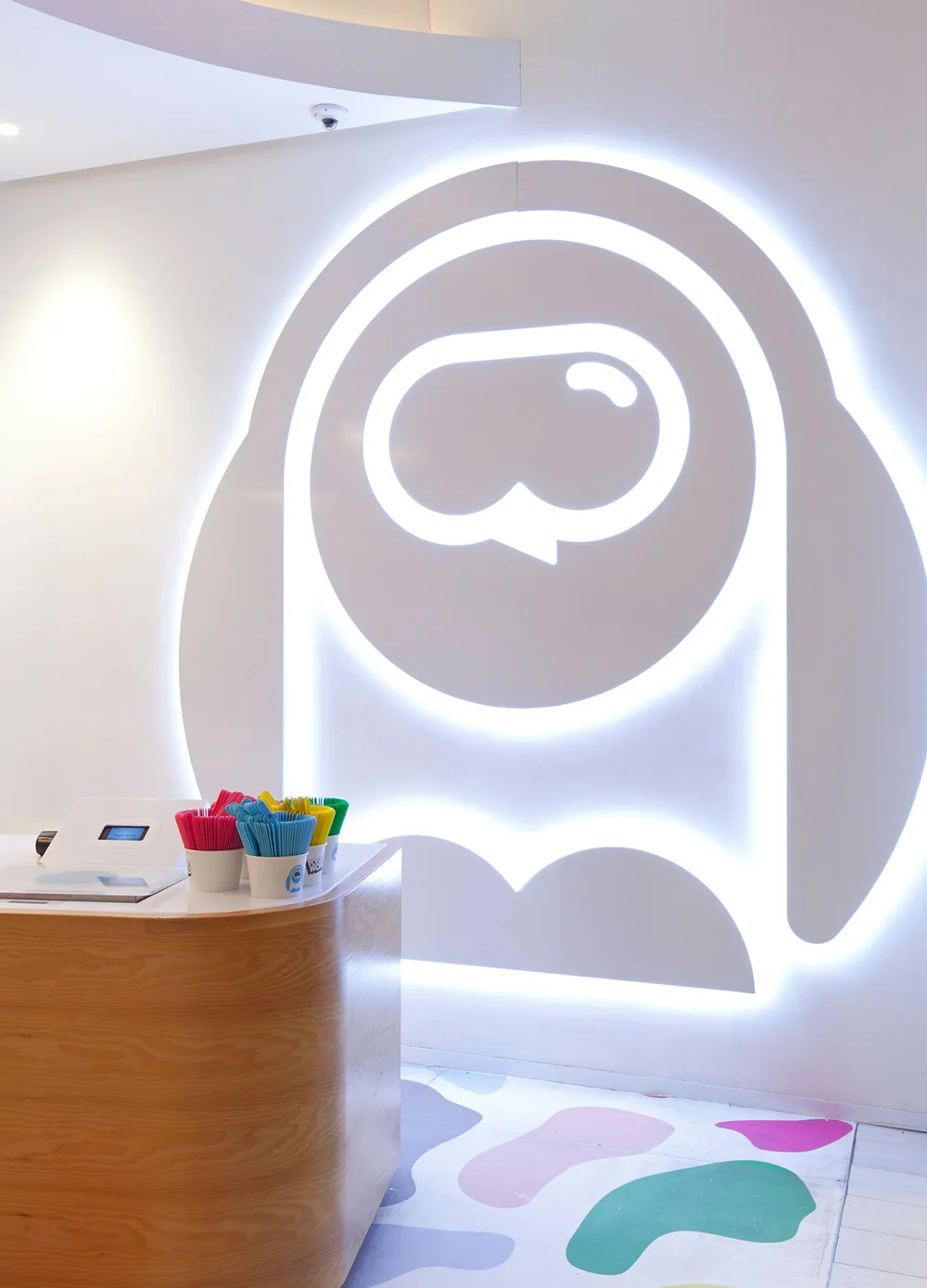 JuicyDesign-ProjectPortrait-1000x1389-InteriorBranding-YoghurtWorld-04.jpg
