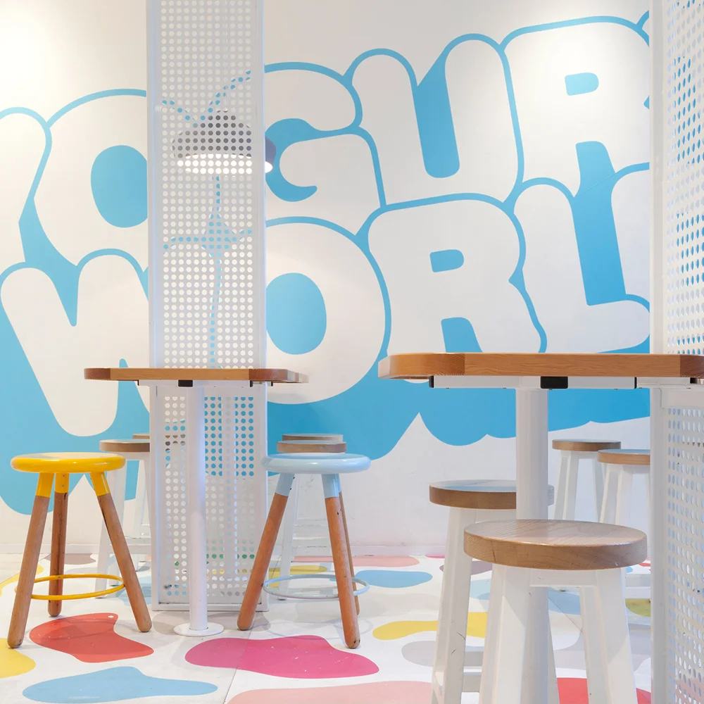 JuicyDesign-ProjectThumbnail-1000x1000-InteriorBranding-YoghurtWorld.jpg
