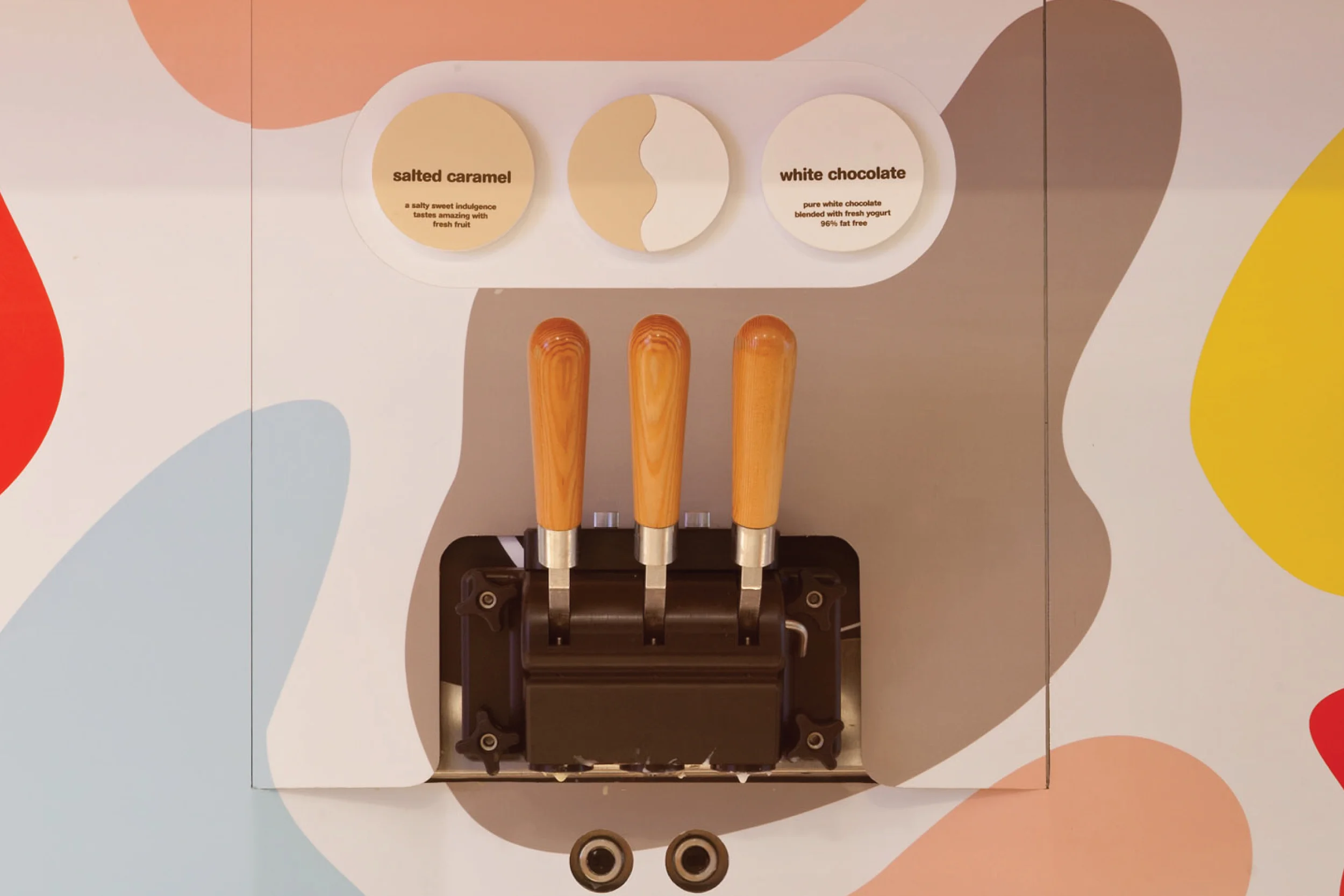 JuicyDesign-Projecthero-2500x1666-InteriorBranding-YoghurtWorld-05.jpg