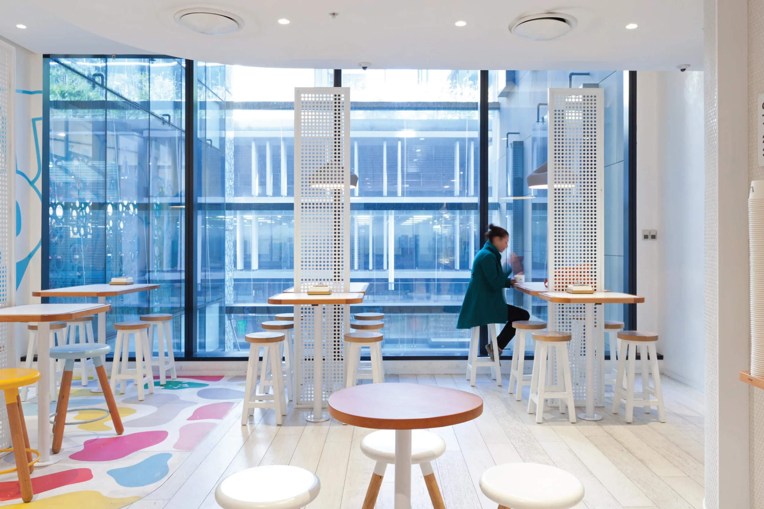 JuicyDesign-Projecthero-2500x1666-InteriorBranding-YoghurtWorld-07.jpg