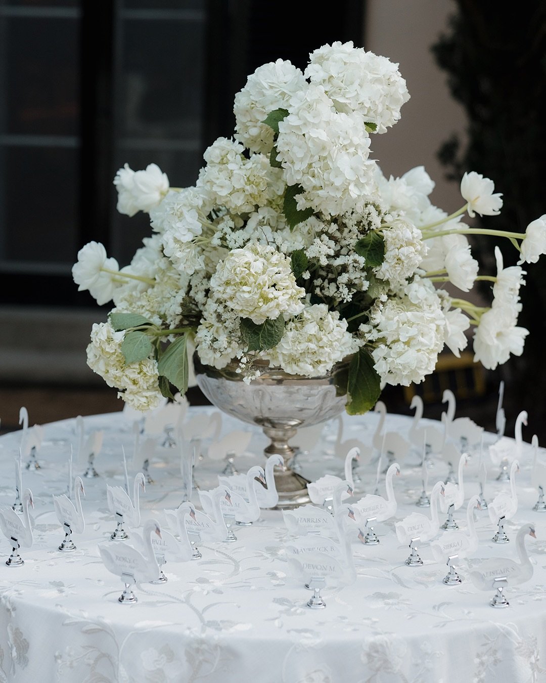 Die-cut swan escort cards will FOREVER have my heart 🦢🤍✨

The team: 
| Photographer @ariele_photography 
| Planner &amp; Design @Sierrajamesevents
| Hosts: @Sierrajamesevents @Ariele_photography @Sierradawnphoto
| Venue: @Stonepineestate
| Florals: