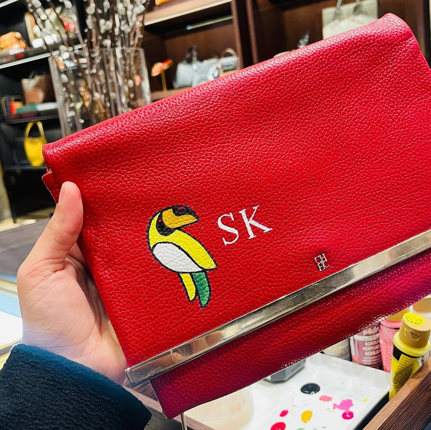 Spent the last 3 wonderful days at #CarolinaHerrera, Mode Mall, Al Faisaliah, calligraphing cards for clients and personalising hand bags with hand painted initials and icons that are significant to CH. Each icon had a different meaning according to 