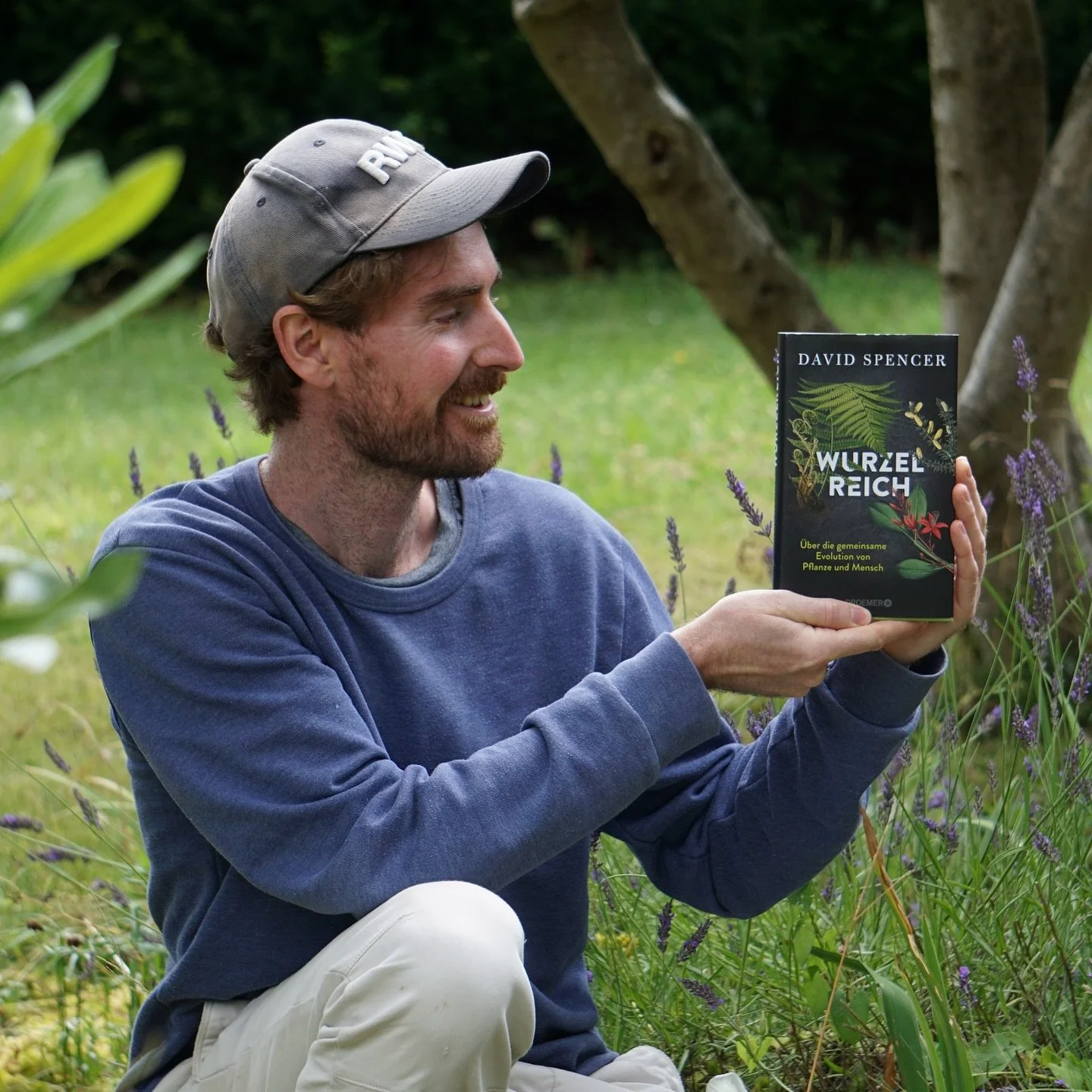 Seit genau 100 Tagen ist „Wurzelreich“ schon da draußen und ich freue mich total, dass wir nun die 2. Auflage drucken! 🌿😊 Es ist mir ein inneres Blumenpflücken, wie ihr euch  für die pflanzlichen Themen interessiert und