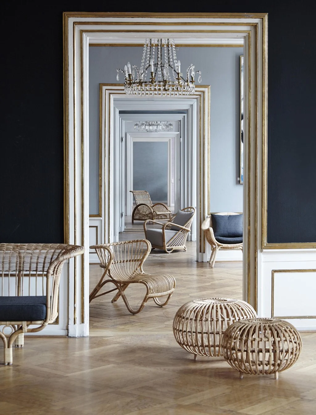 Du rotin avec du mobilier iconique