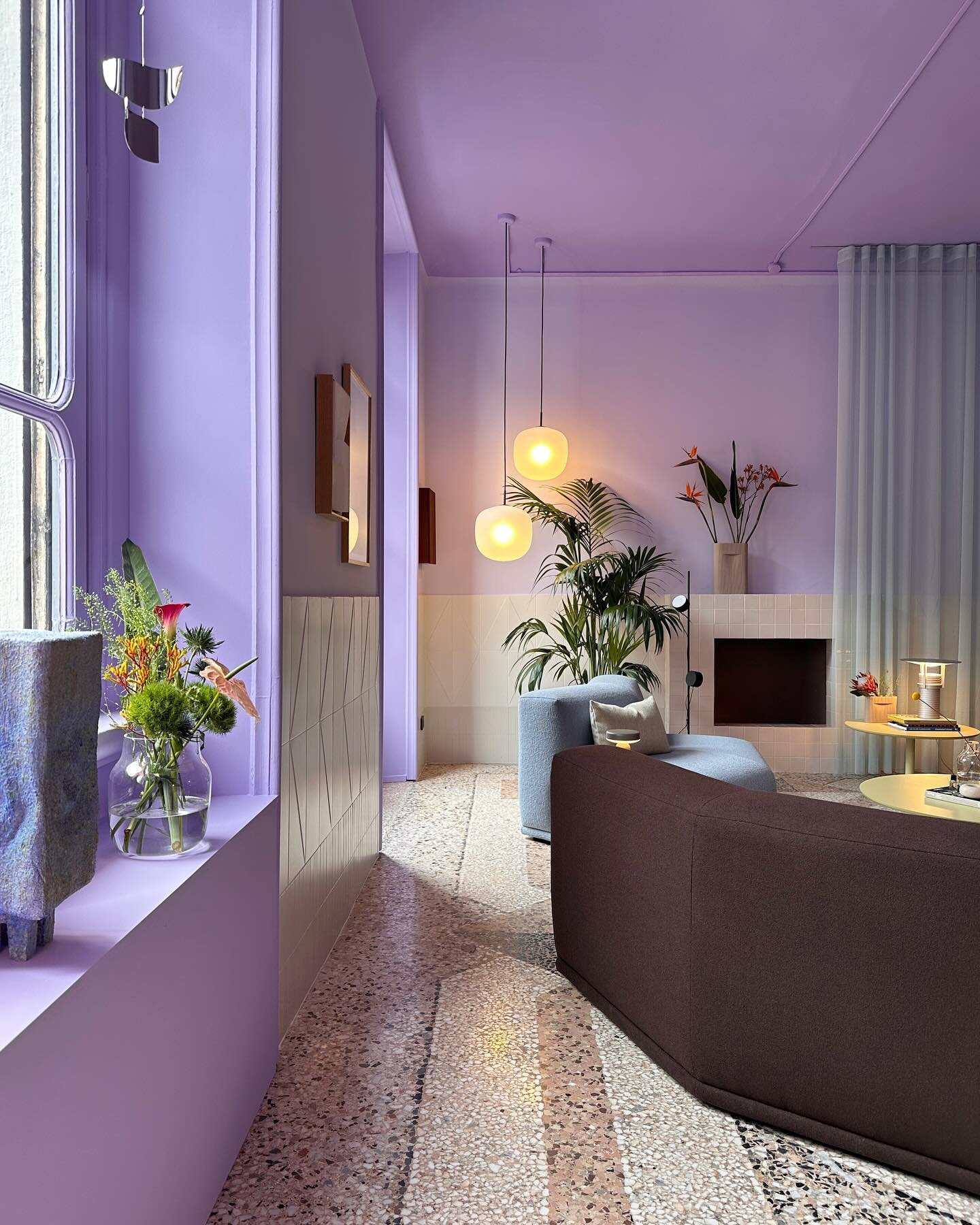 En Italie on n&rsquo;a pas peur des couleurs 🌈 mais ici on est dans l&rsquo;appartement @muutodesign, l&rsquo;une des marques les plus repr&eacute;sentatives du design scandinave, qui, contrairement aux id&eacute;es re&ccedil;ues, aime aussi la coul