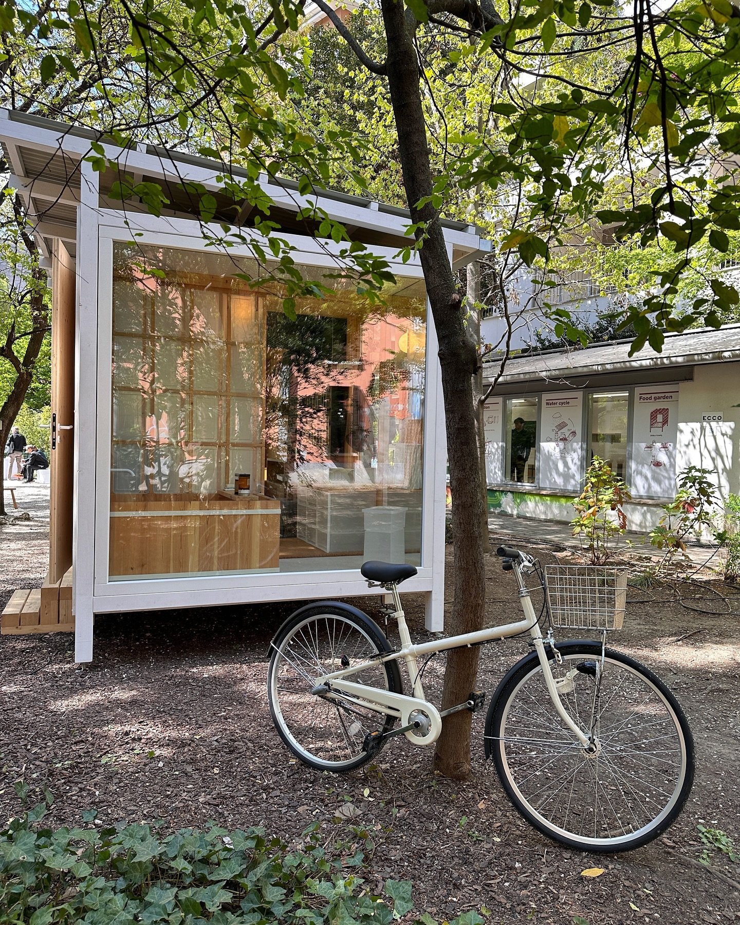 Quand la simplicit&eacute; japonaise rencontre l&rsquo;ing&eacute;niosit&eacute; fran&ccedil;aise (et un jardin milanais 🪴)

@muji.fr et @studio5.5 se sont associ&eacute;s il y a quelques mois pour repenser l&rsquo;habitat minimaliste&hellip; et le 