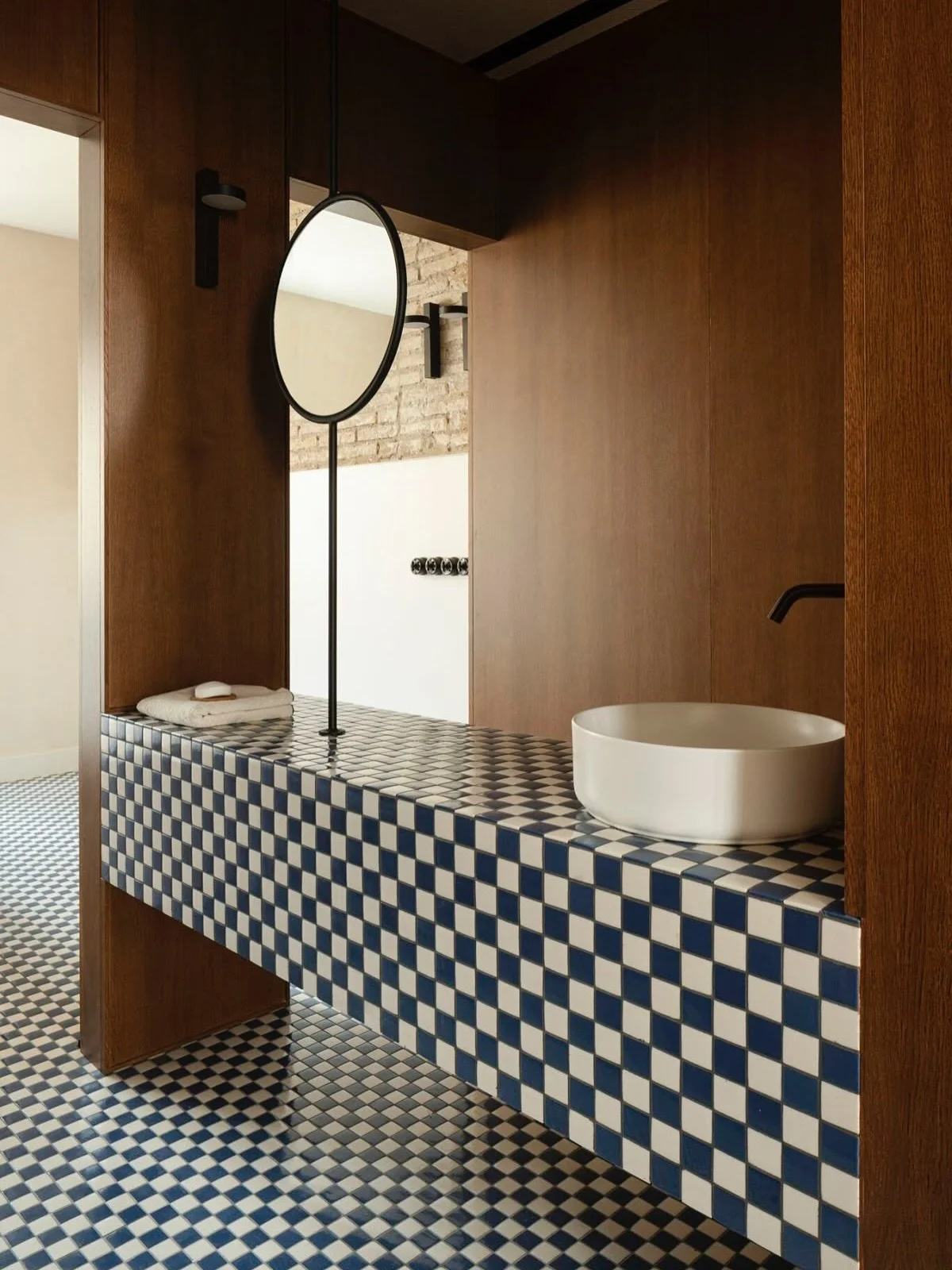 L&rsquo;air du temps ⌇damier mosa&iuml;que

Une version miniature du classique damier en noir et blanc investit nos maisons. 

En rev&ecirc;tement sols et murs, en finition d&rsquo;&eacute;vier, cette solution permet d&rsquo;adopter un graphisme accr