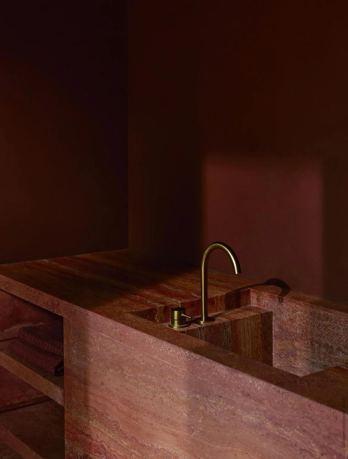 &laquo; L&rsquo;air du temps ⌇ &raquo; avec des salles de bain en pierre rouge 🧱

En ce moment, pour un projet en cours, je regarde attentivement les pierres rouge fonc&eacute;. Et forc&eacute;ment j&rsquo;admire ces salles de bain monochromes aux t