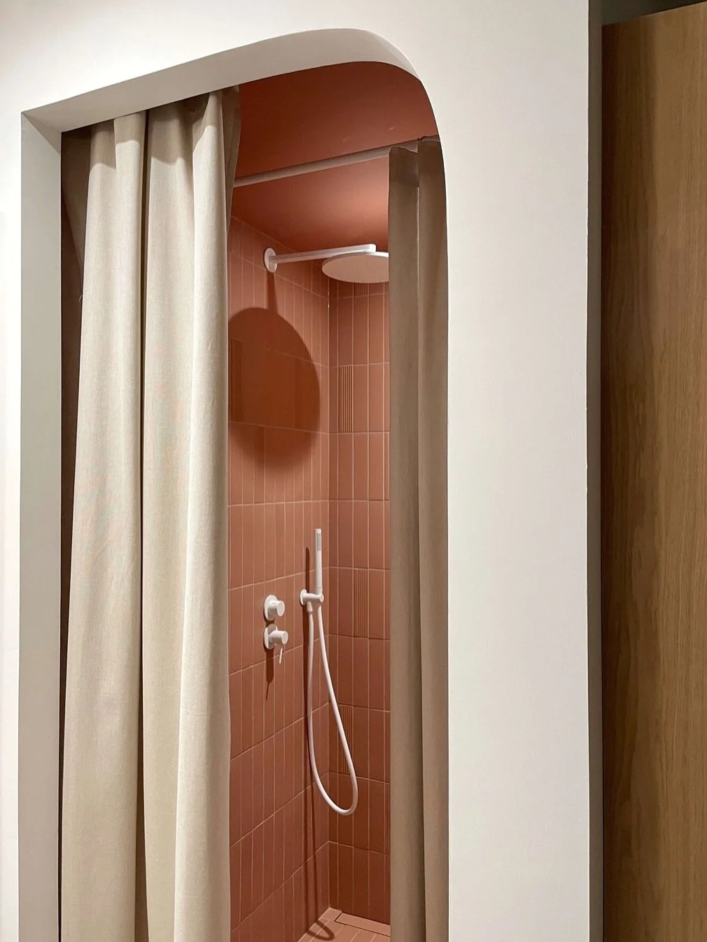On sous-estime trop souvent le pouvoir de la couleur dans une douche. 

L&rsquo;espace est confin&eacute;, la lumi&egrave;re omnipr&eacute;sente avec le spot de rigueur &agrave; son int&eacute;rieur. Qu&rsquo;elle soit ferm&eacute;e avec une paroi de