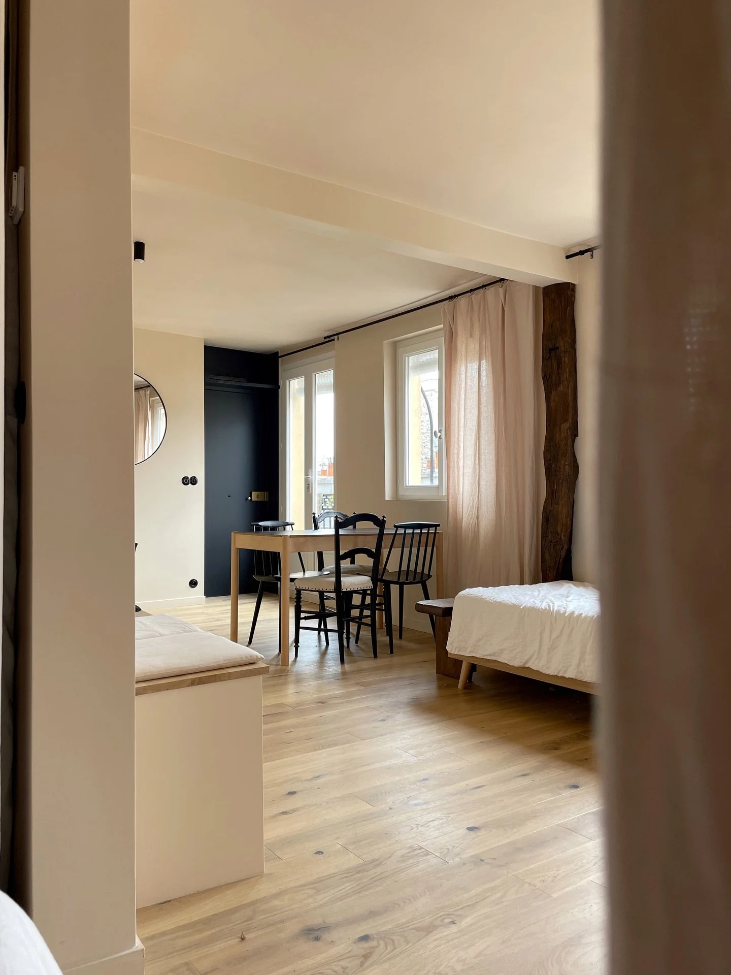 En 10 ans, en plus des chantiers autour d&rsquo;Aix en Provence et Marseille, on a aussi pris le train pour suivre des projets &agrave; Paris. 

Comme ce studio nich&eacute; sous les toits qu&rsquo;on a d&ucirc; litt&eacute;ralement d&eacute;sosser p