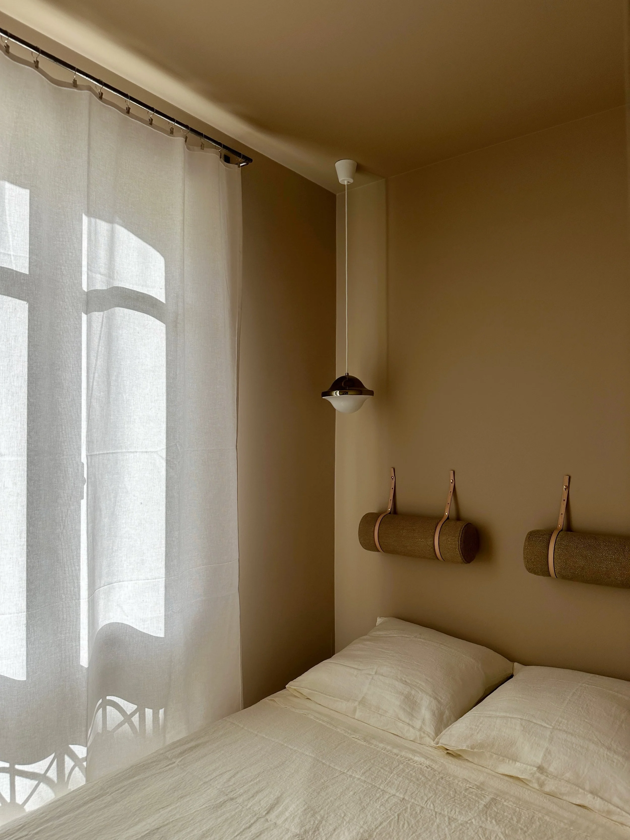 Je n&rsquo;aime pas les Salons professionnels dans d&rsquo;immenses hangars, ni les showroom de marques comme des magasins d&rsquo;une autre &eacute;poque &hellip;

Mais quand une belle marque danoise ~ @carlhansenandson ~ investit un appartement par