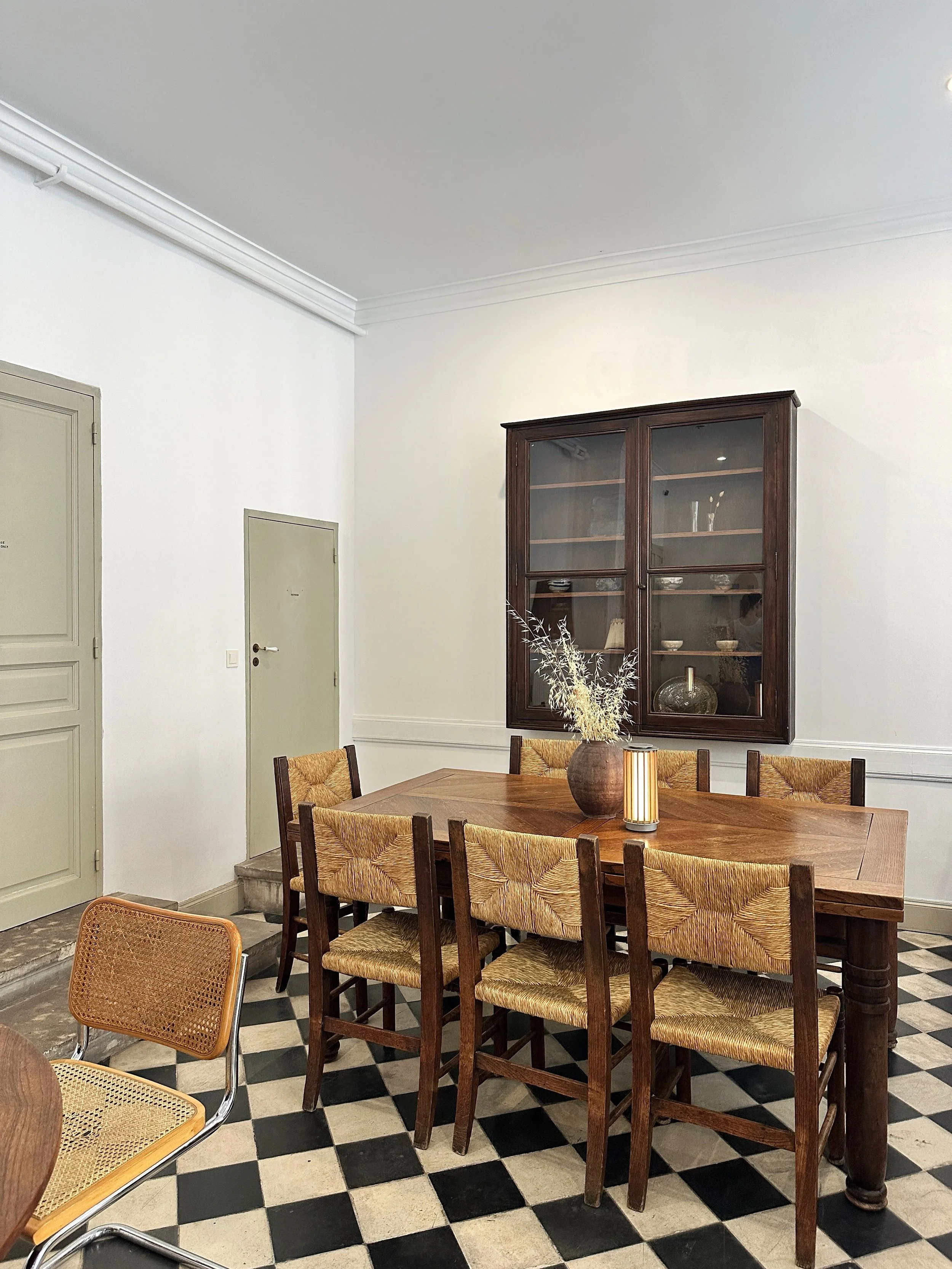 Coup de coeur de la semaine. Arles, Vague. Caf&eacute; japonais, lieu d&rsquo;exposition. Un design fait de simplicit&eacute;, mati&egrave;res naturelles, savoir-faire d&rsquo;ici et d&rsquo;ailleurs. 

Et si vous &ecirc;tes intrigu&eacute;s par cett