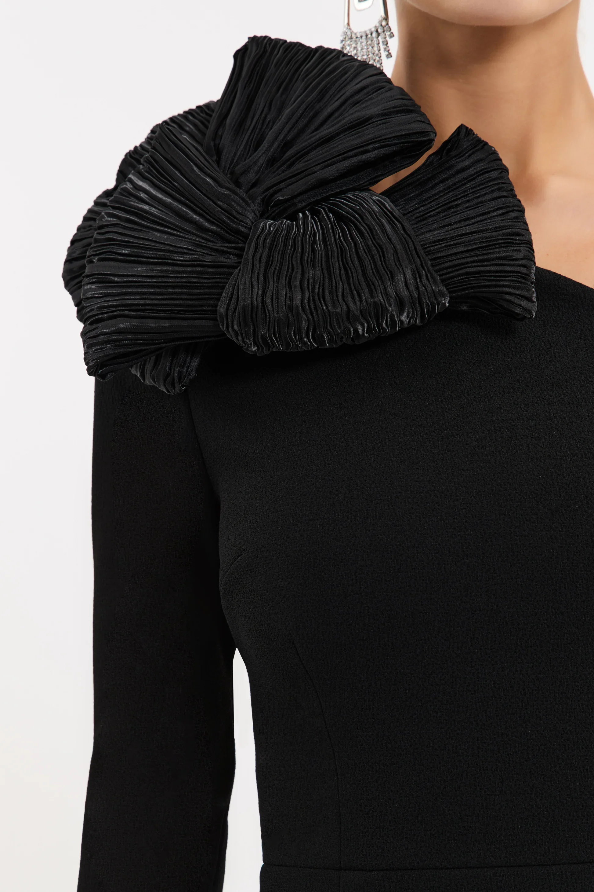 EVOLET-GOWN_2601-1468_BLACK_1469.webp