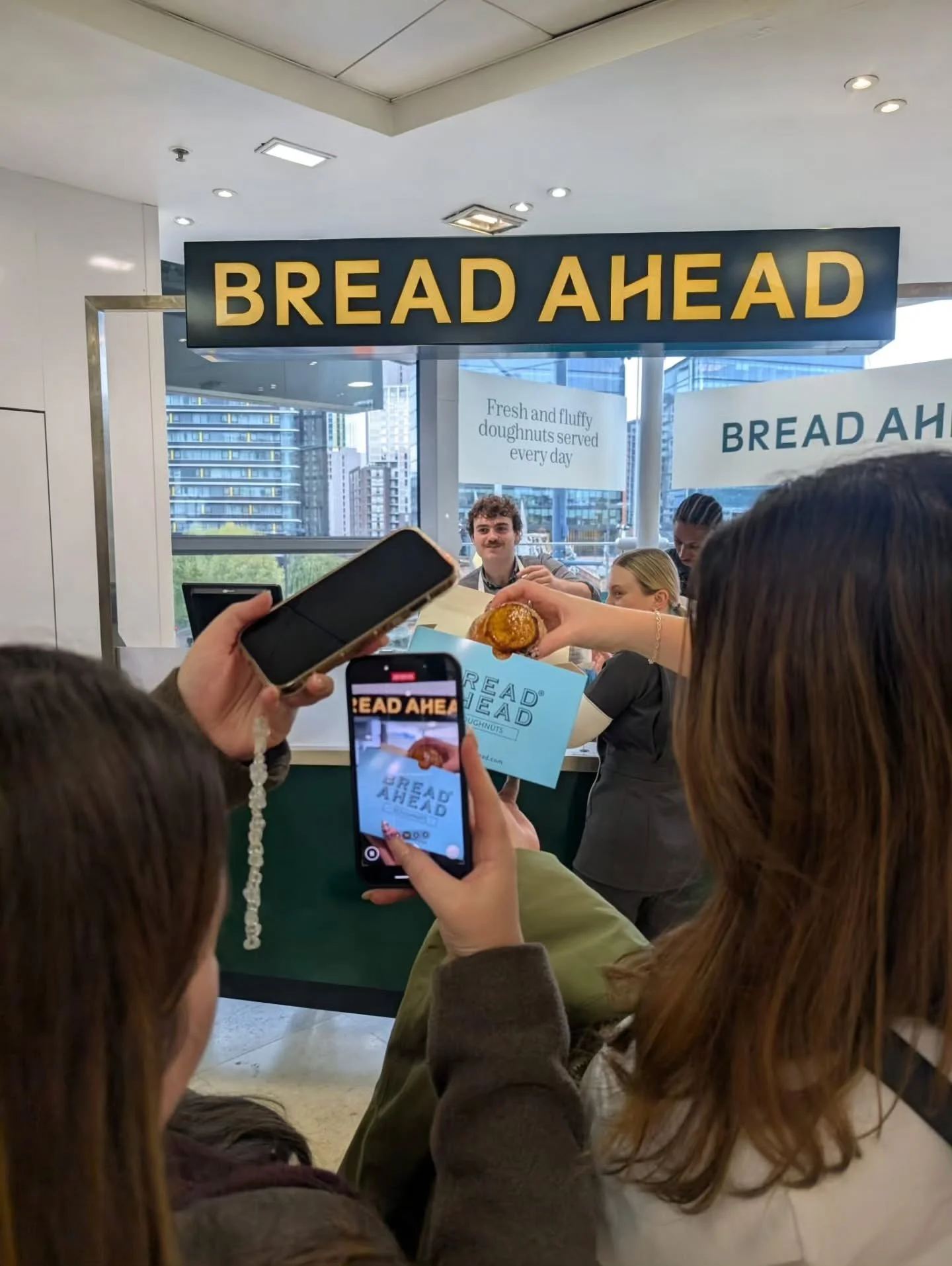 The amazing @breadaheadbakery have teamed up with @harveynichols Manchester for a three month pop-up starting today! 🍩

You can grab 500 of their delicious donuts for free today and tomorrow from 10 am to celebrate.

📍21 New Cathedral St, Mancheste