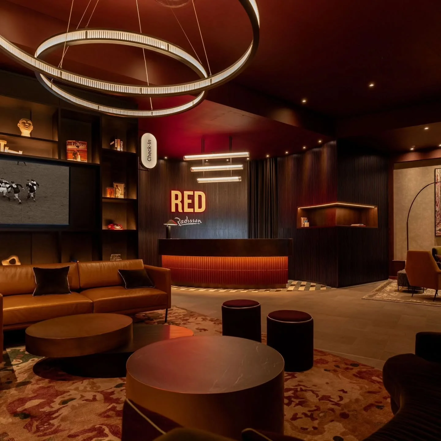 Check out the new Radisson Red in Twickenham's iconic Allianz Stadium from @dlsmstudio_ 

Delivering a full interior reimagining, from 150 guest rooms to social public spaces, anchored by two new concepts: The Loft, a mezzanine-level bar and gaming l