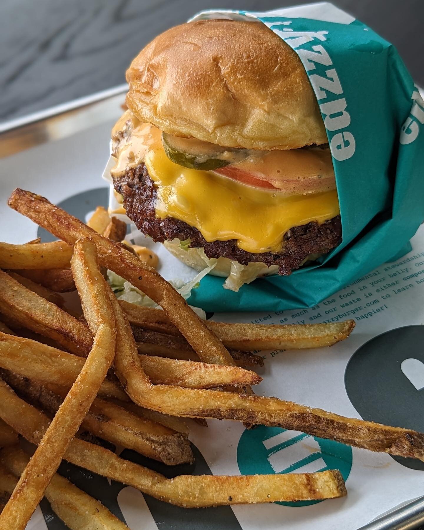 Soak up the sunshine this Saturday and make the Eazzy choice at @eazzyburger's patio! 🍔🌞 Revel in the warmth while feasting on our irresistible burgers and sipping on a tall cold @ardentcraftales 🍺, crafting the perfect weekend experience. Here's 