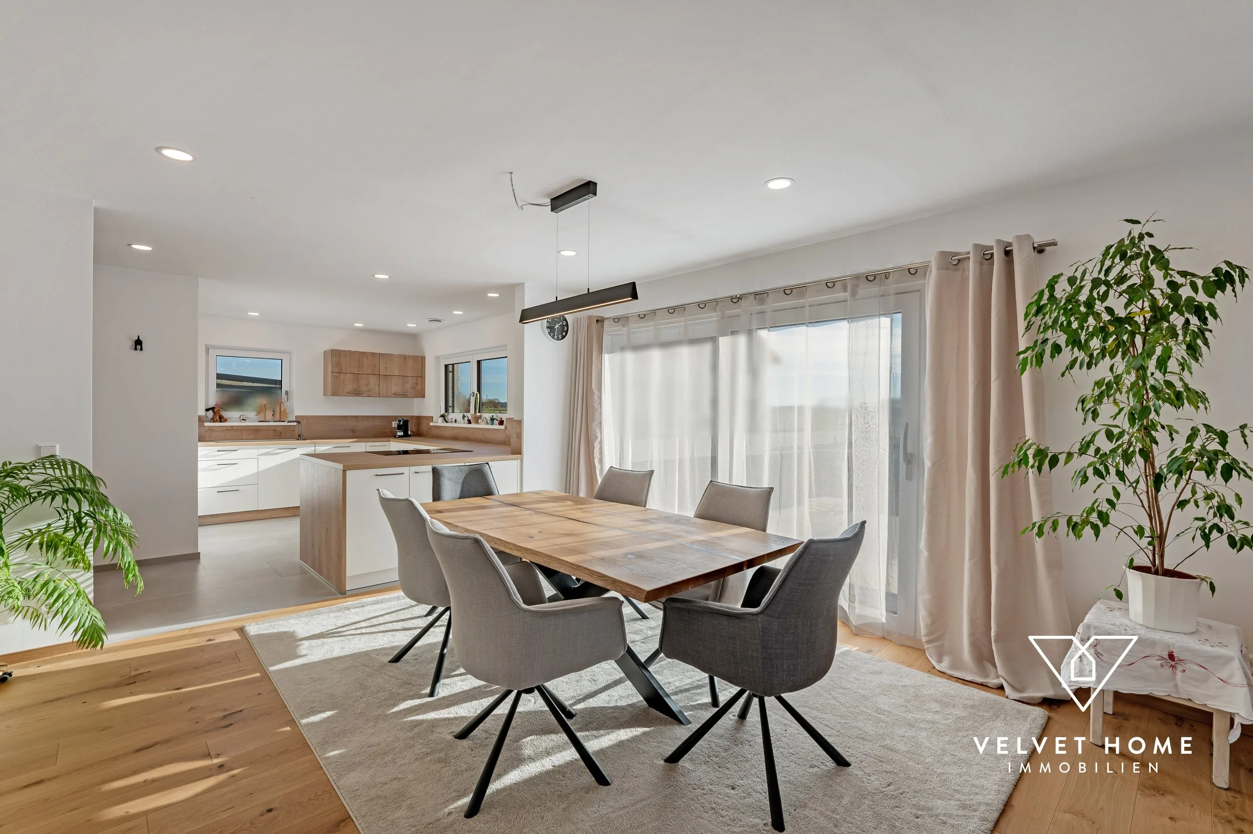 EG_Küche mit Essen.jpg