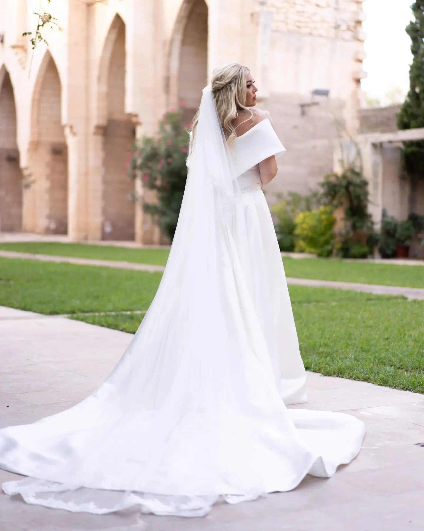 This bride, her dress and this stunning venue.
Can't wait to catch up soon
#weddingvenuesmallorca 
#churchweddingmallorca 
#mallorcaweddingplanner 
#weddingplannermallorca 
#mallorcaweddingplanner 
#destinationwedding 
#destinationweddingmallorca 
#b