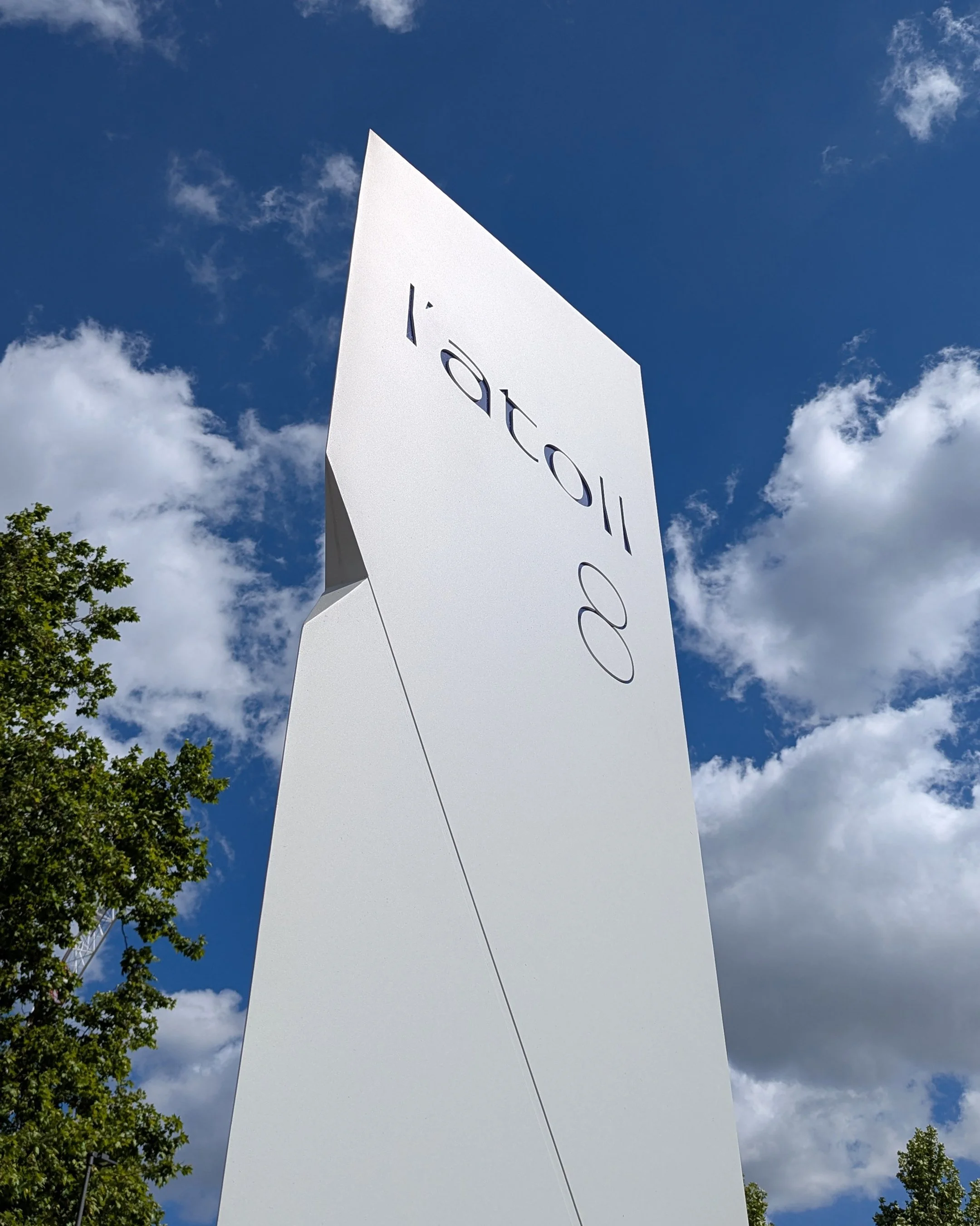 Dixneufcent_Enseigne_ATOLL_TOTEM 1.jpg