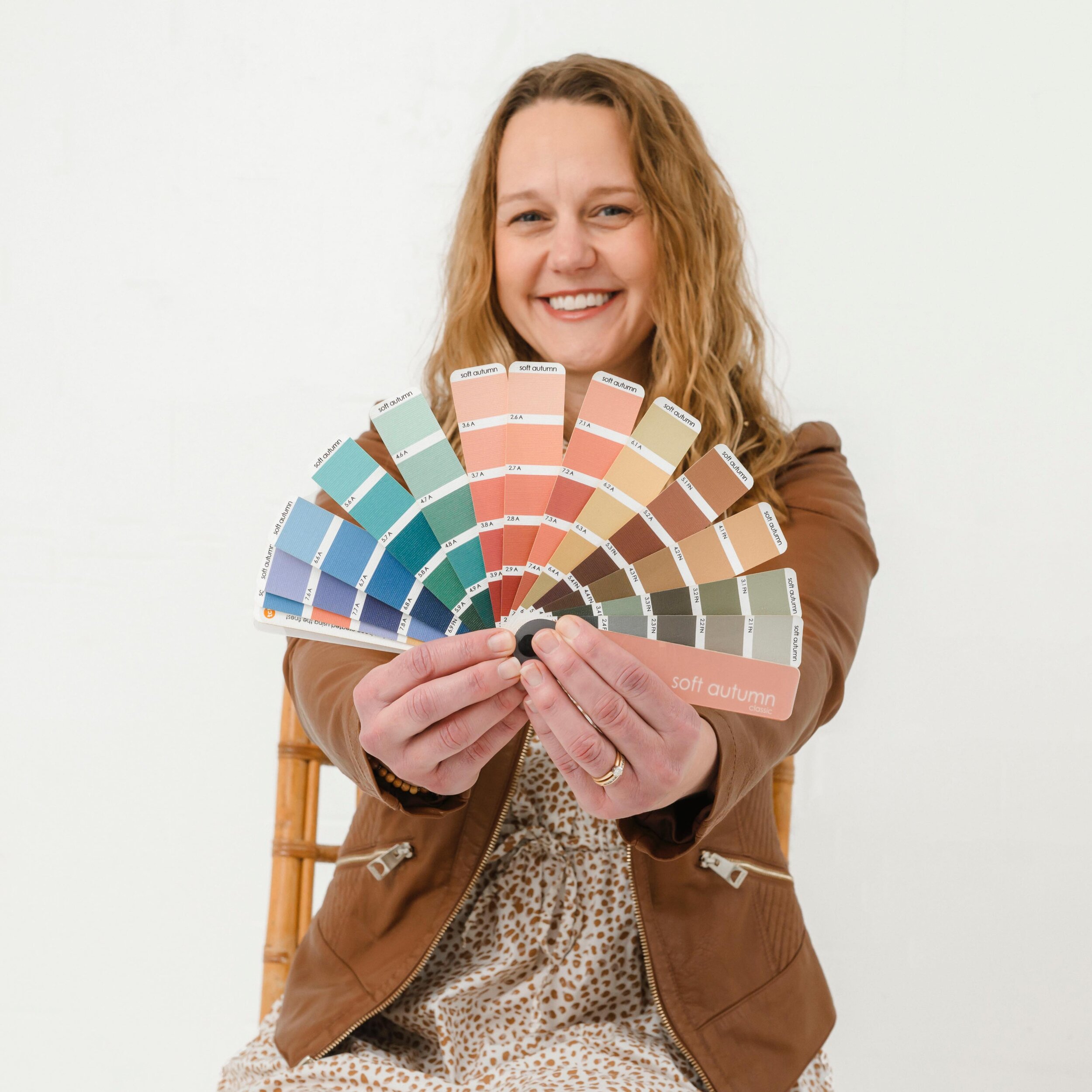 Hi 👋🏻👋🏻! New faces and new biz photos sounds like the perfect excuse to pop on, say hi, and share a bit about what color analysis is and can do for you and what my values are here @colormatchstudio!

I am Audrey, the owner and @truecolourinternat