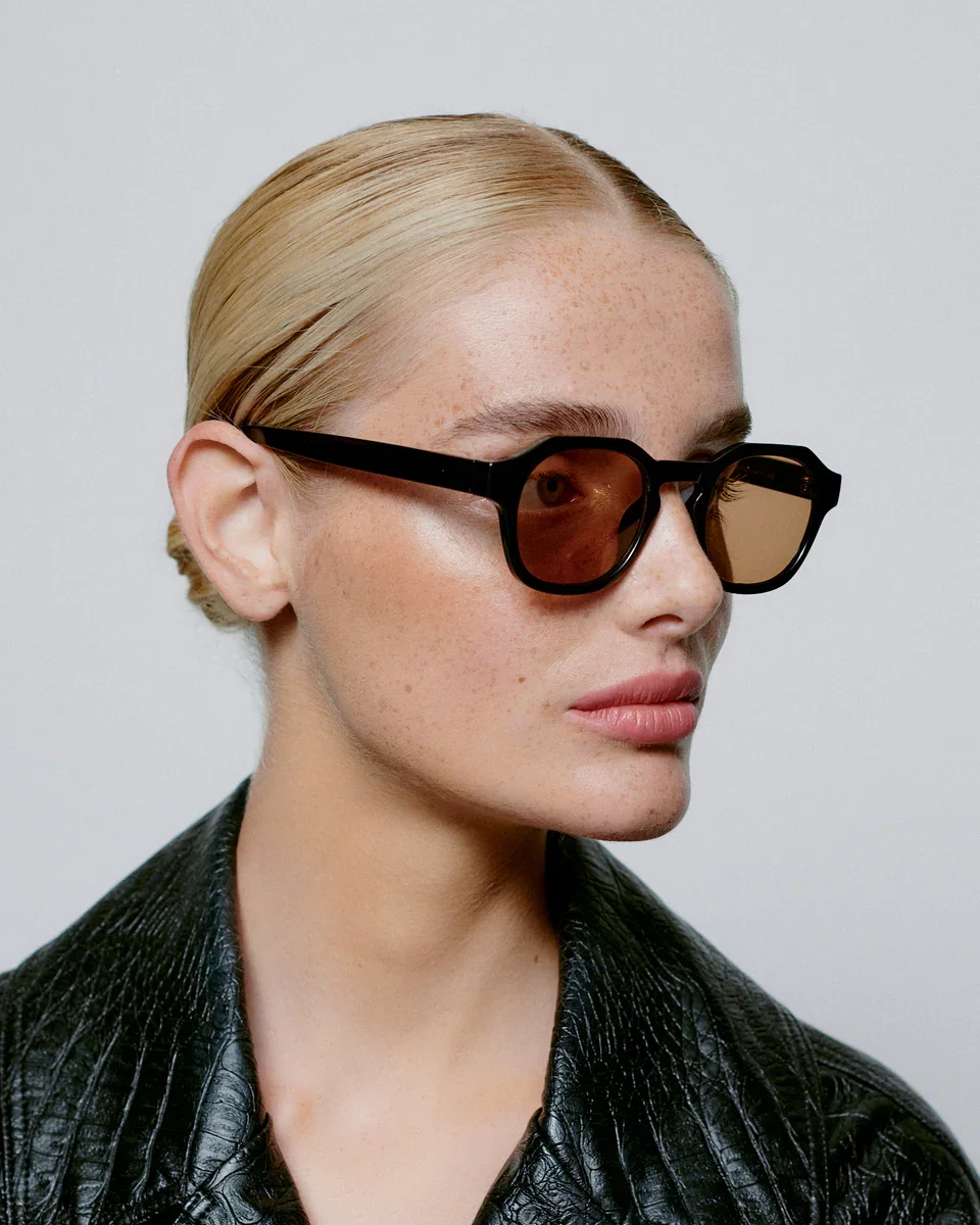 A.KJAERBEDE_ZAN_KL2318_BLACK_SIDE_WOMAN_960x1200_crop_center.webp