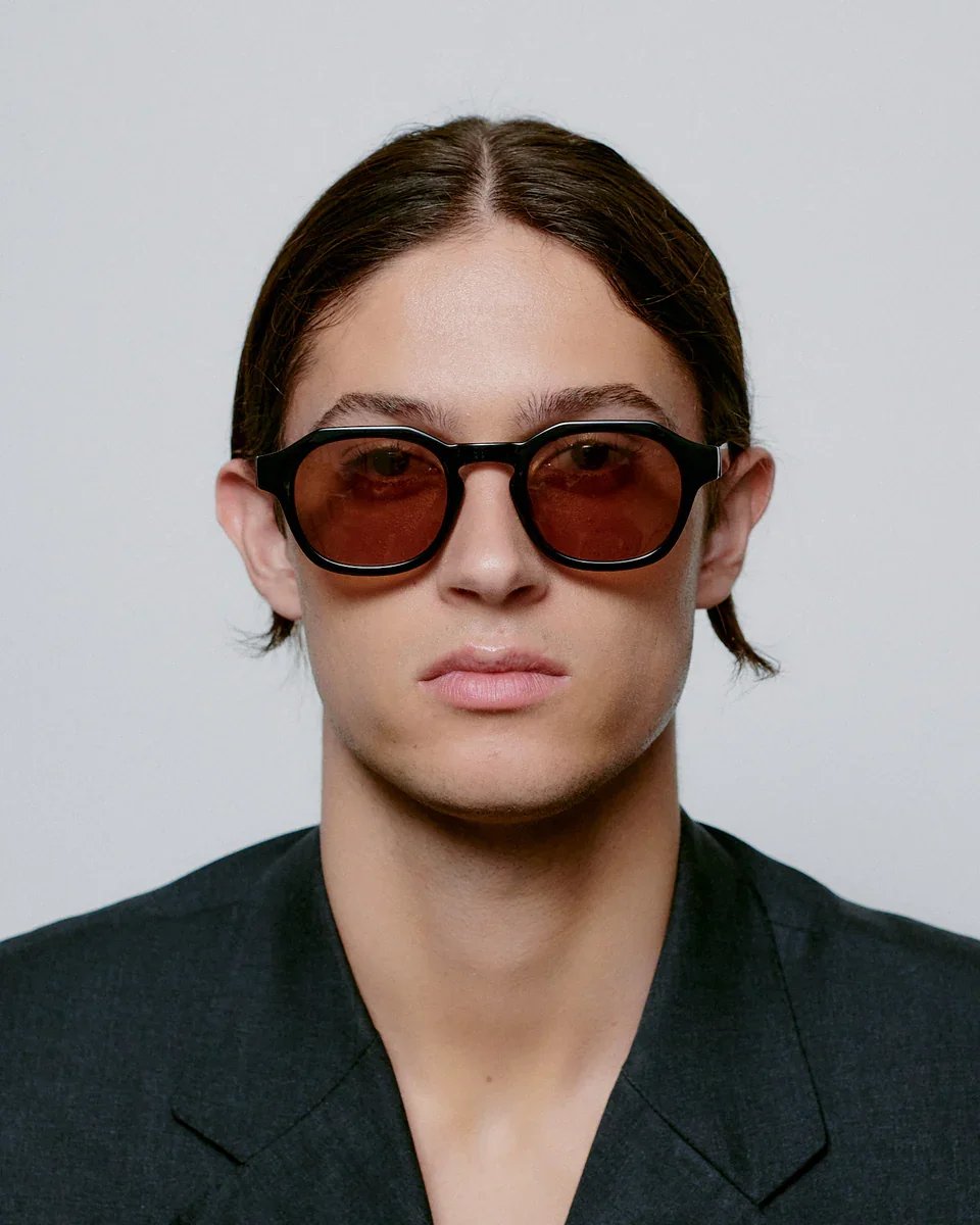 A.KJAERBEDE_ZAN_KL2318_BLACK_MAN_FRONT_960x1200_crop_center.webp