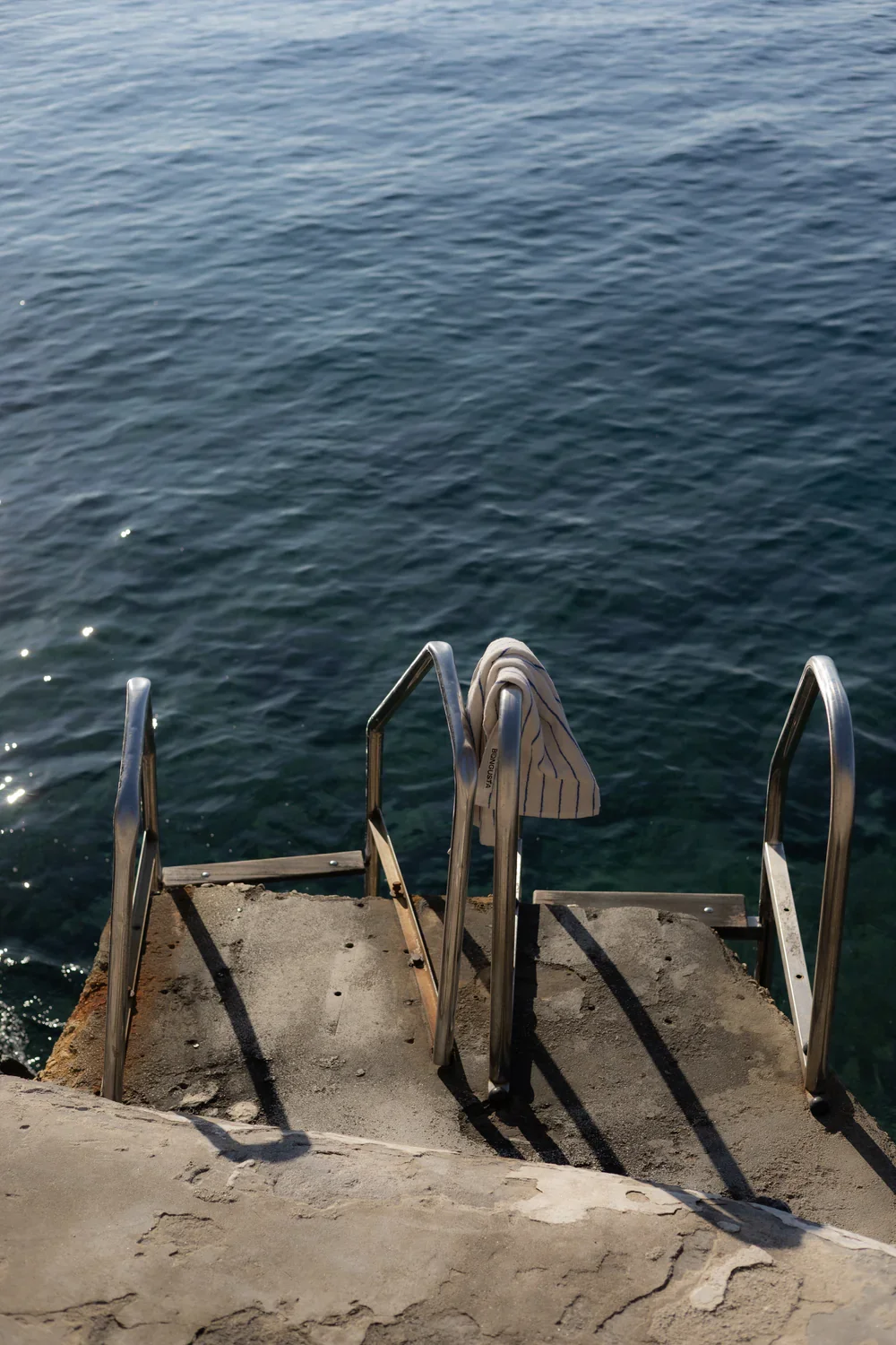 BONGUSTA_ls_Hydra-Island_towel_moonbeam-ultra7.webp