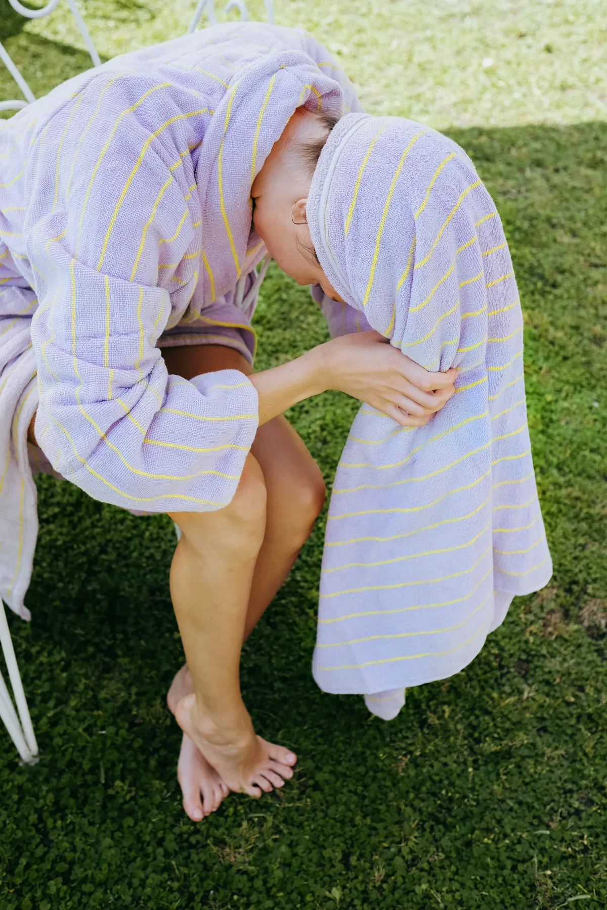 NaramBathrobe_lilac_neonyellow_lifestyle6.webp