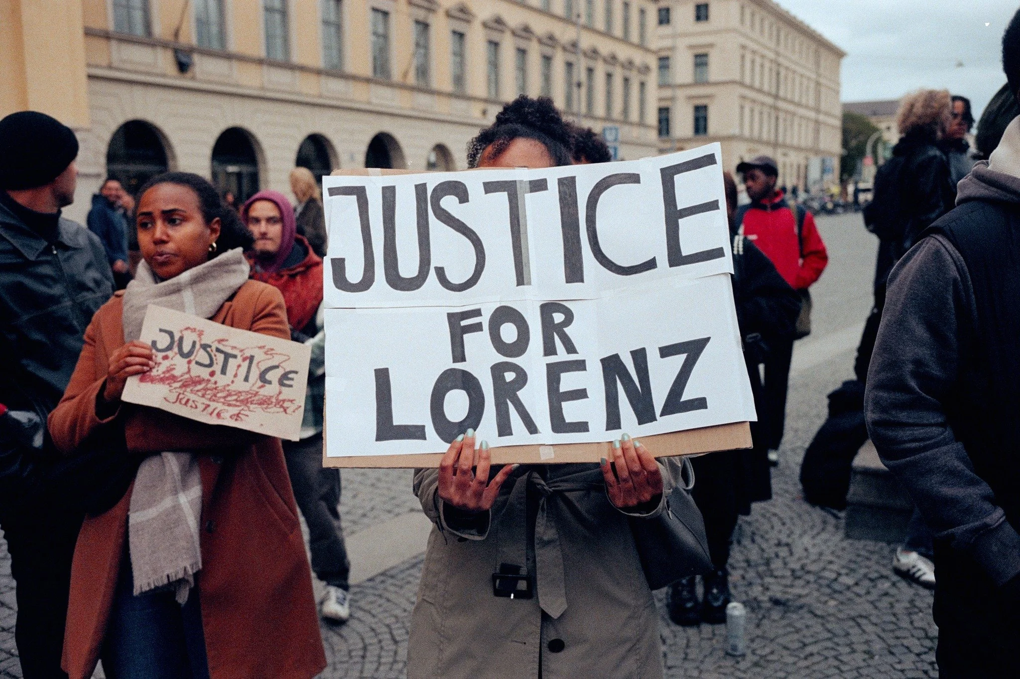 #JusticeForLorenz | Wir trauern. Wir haben Angst. Wir sind wütend. Und wir kämpfen. @gerechtigkeit_fuer_lorenz 
Photos by @dominikmorbitzer
_
#justiceforlorenz #gerechtigkeitfürlorenz #saynotoracism #racism #rassismus #blacklivesmatte