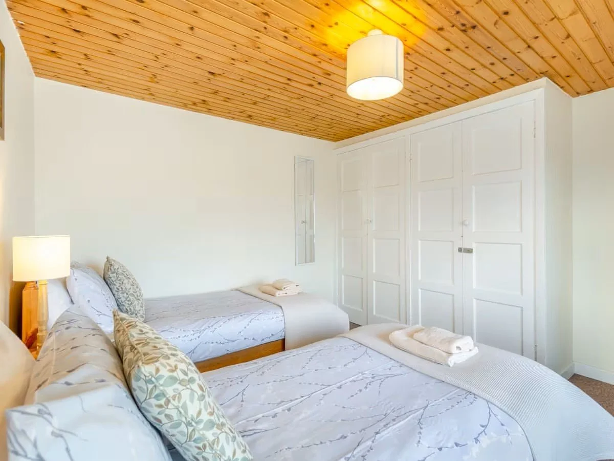 Bunloit Farmhouse - twin bedroom 2.jpeg