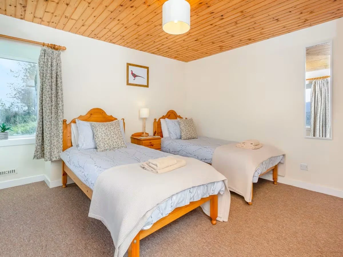 Bunloit Farmhouse - twin bedroom.jpeg