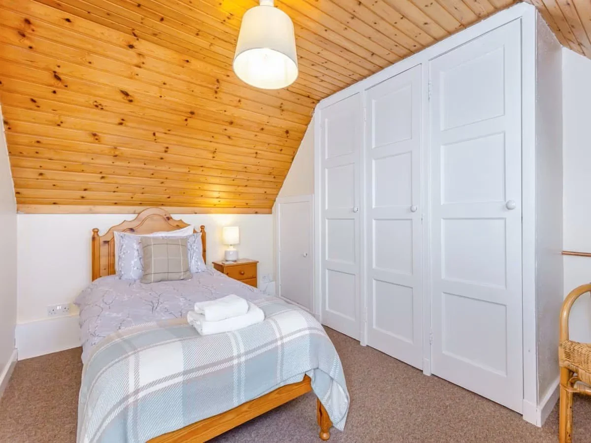 Bunloit Farmhouse - single bedroom.jpeg