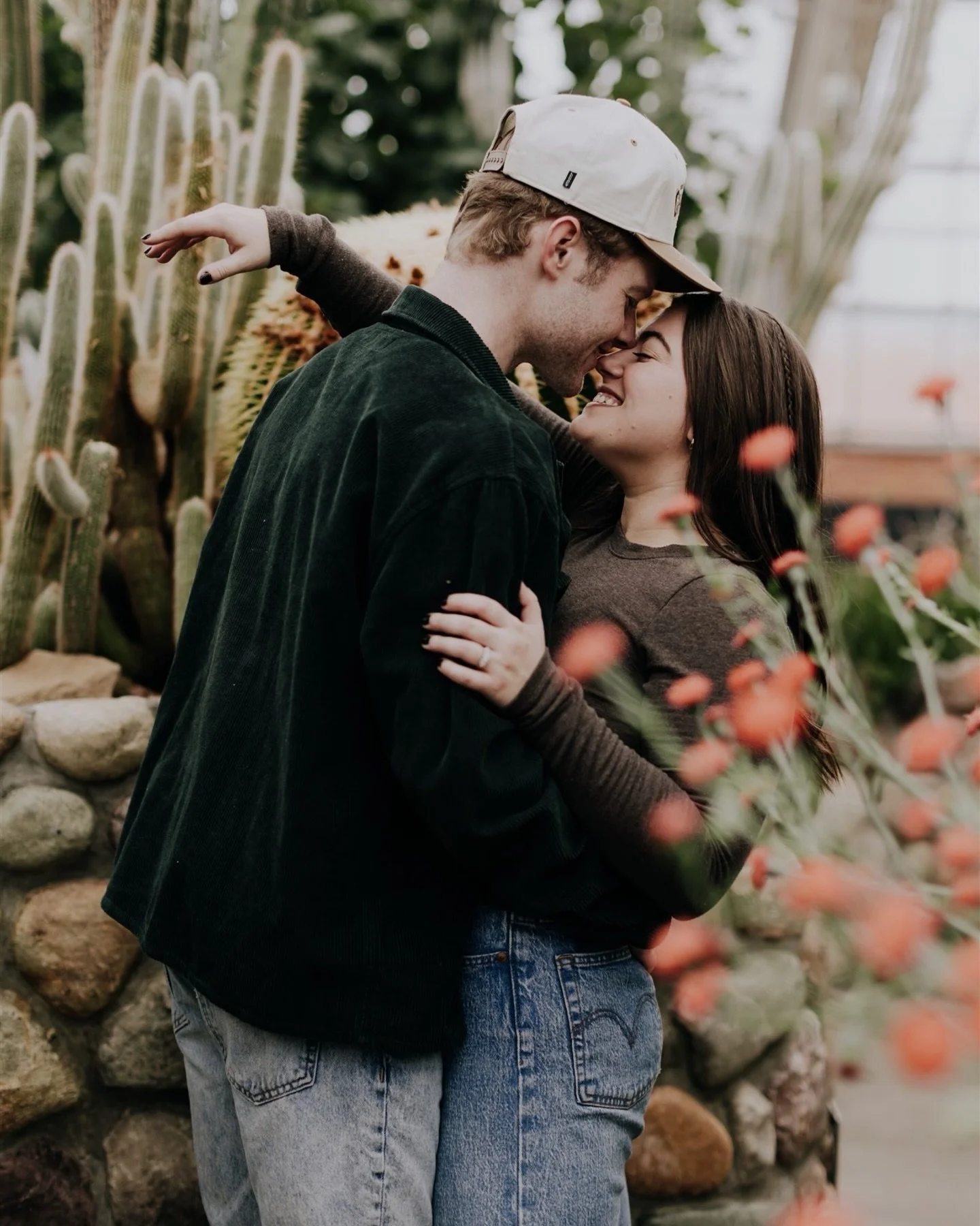 While it&rsquo;s snowy and quiet outside, this indoor garden session has me counting down the days until spring 🌸✨
Capturing the way my couples naturally connect will always be my favorite part, the soft glances, the laughter, the way they settle in