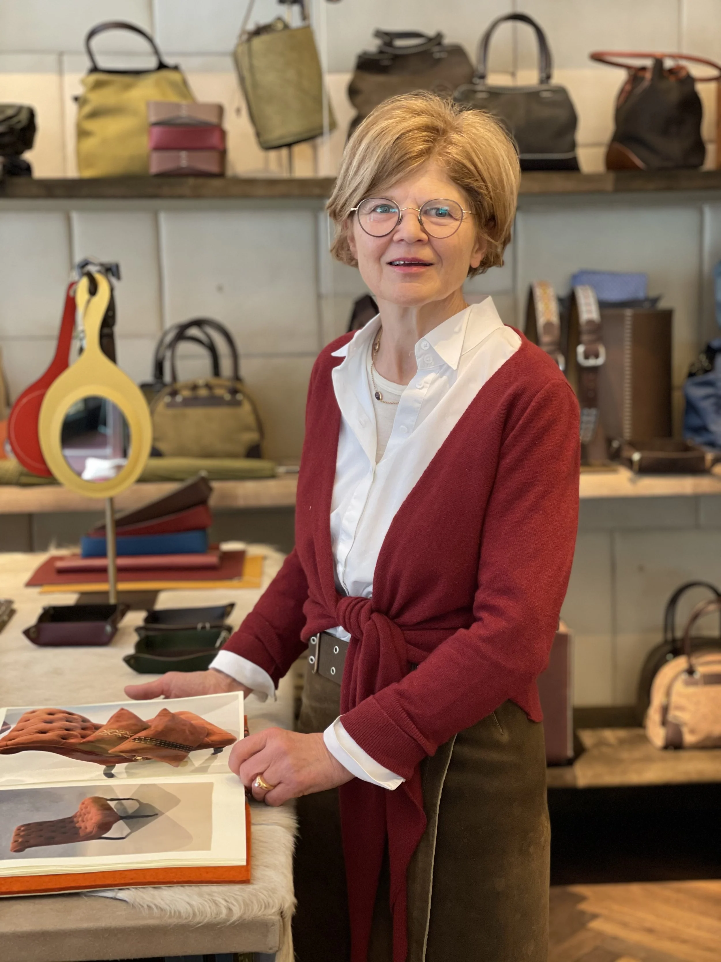 Elisabeth Frauenschuh leathergoods leder taschen geldtaschen hirschleder dirndl lederhosen geschäft einzelhandel kitzbühel frauenschuh kitzbühel stern taschen bags leather bags high quality österreich austria shops kitzbühel lederhose