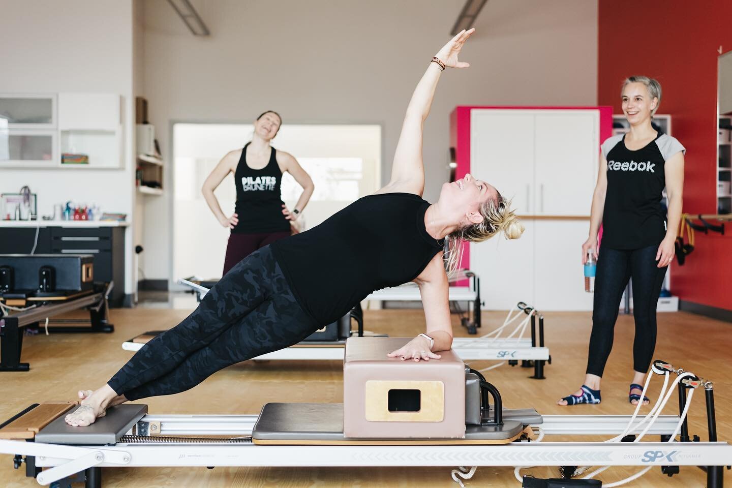 Goals: take Pilates classes at @studiotechnique 
🥵🥵🔥

Everytime I work with Lauren on her branded content I&rsquo;m in AWE of her students! Their strength and ability are huge motivators. 
Added bonus, Lauren being your no.1 hype girl (who also pu