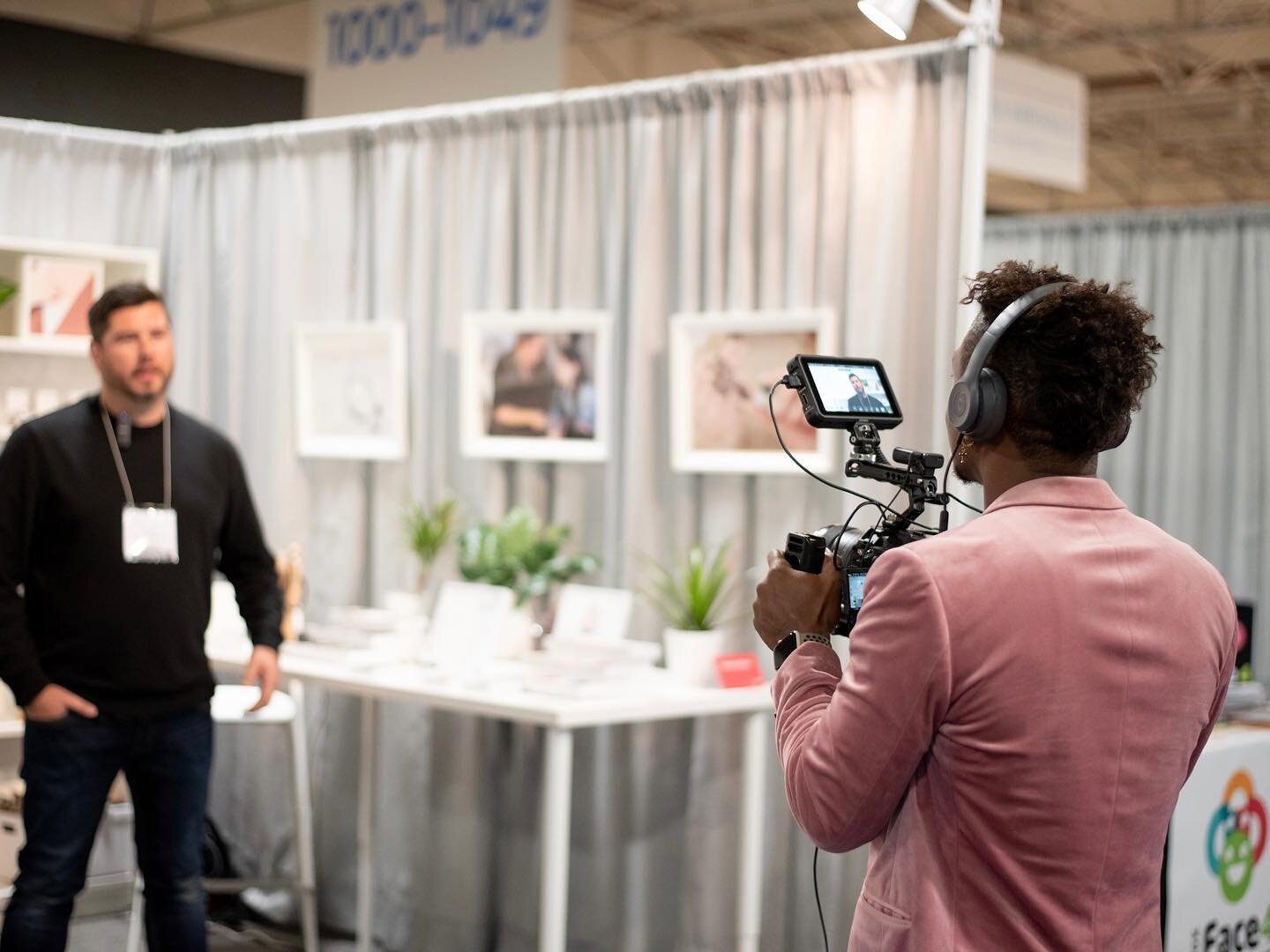 Man &lsquo;o man I love me some candid images! 

Here we have a behind the scenes look of Judah (owner @blackandwhitemedia) working his magic with a vendor from @cangift trade show. 

Marketing assets at its finest through high quality visuals friend