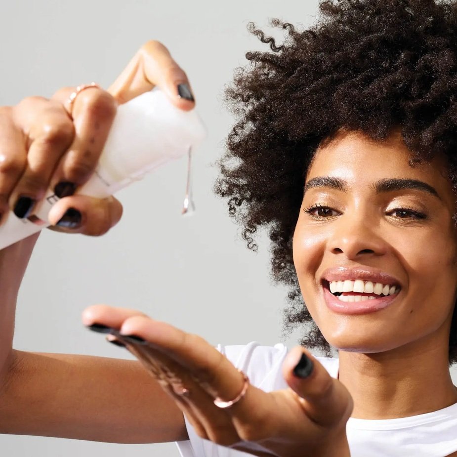 N%C2%BA.9+BOND+PROTECTOR+NOURISHING+HAIR+SERUM_coily+hair+model.jpg
