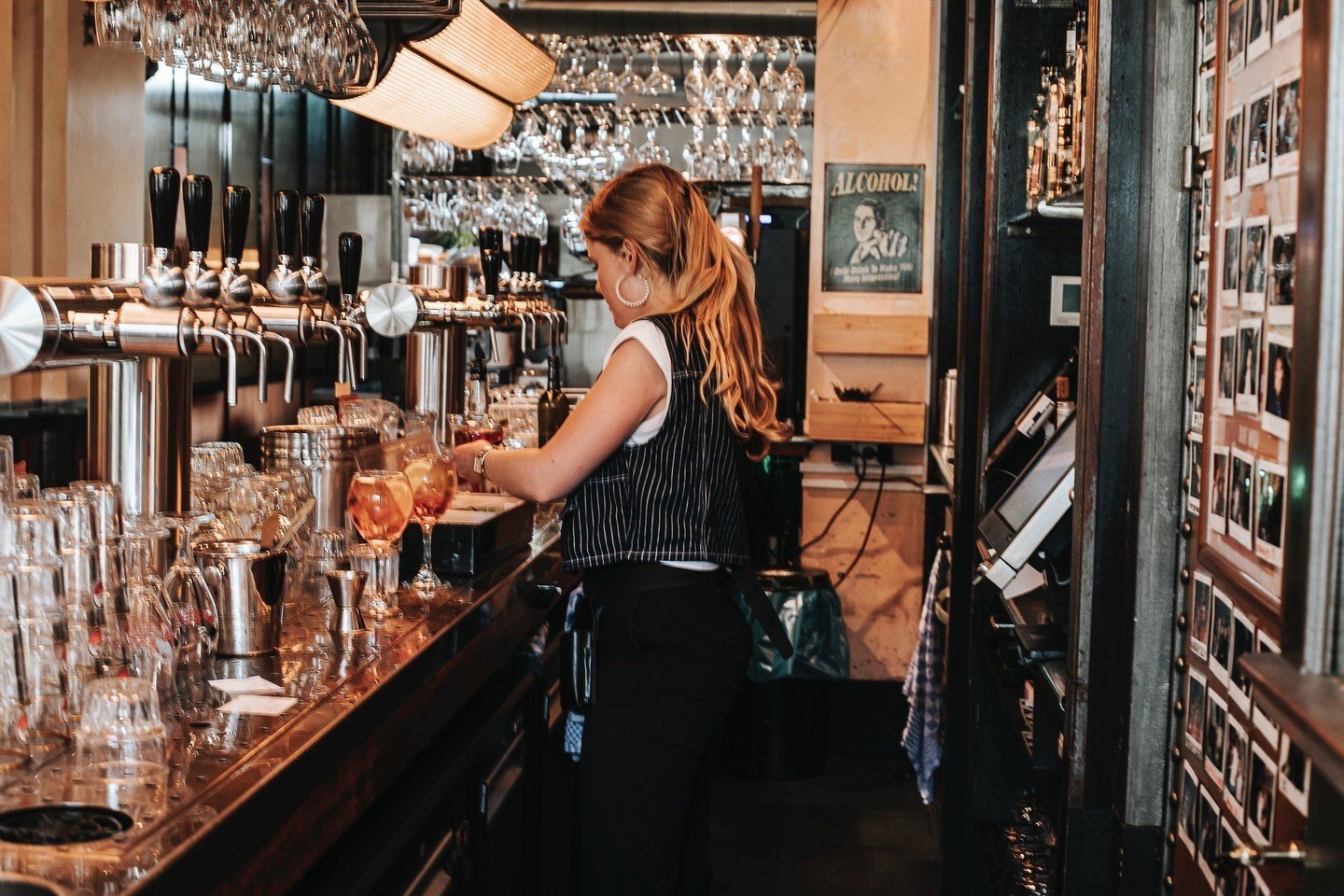 Altijd hard aan het werk achter de bar! ⁠
Dit weekend zijn we gewoon open zoals je van ons gewend bent. ⁠
⁠