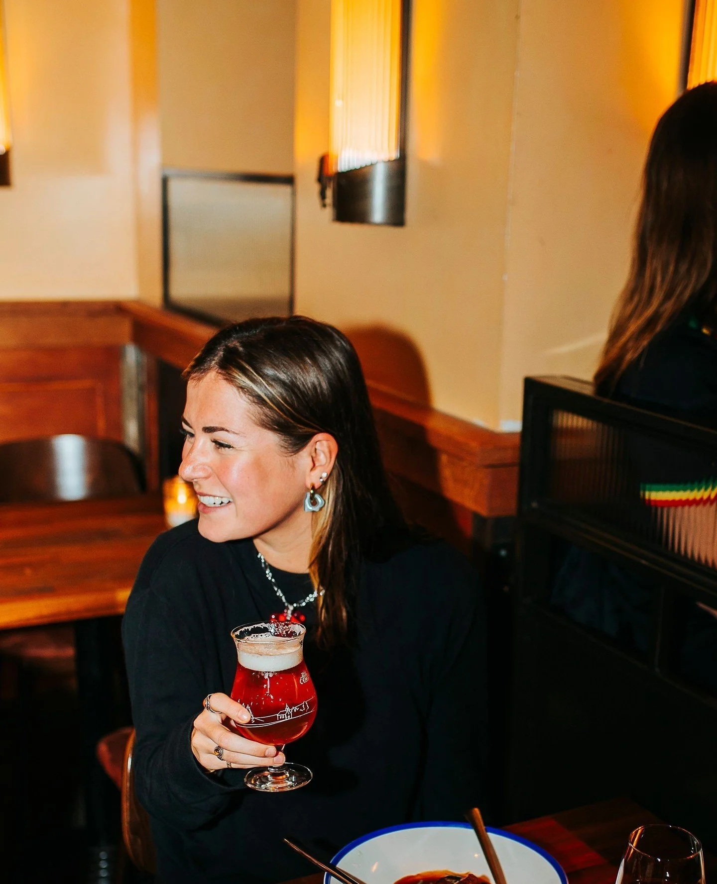 Het ultieme MOJO-moment: goed gezelschap, een glimlach, en een heerlijk speciaalbiertje in de hand. Reserveer jouw tafel via mojo-amsterdam.nl